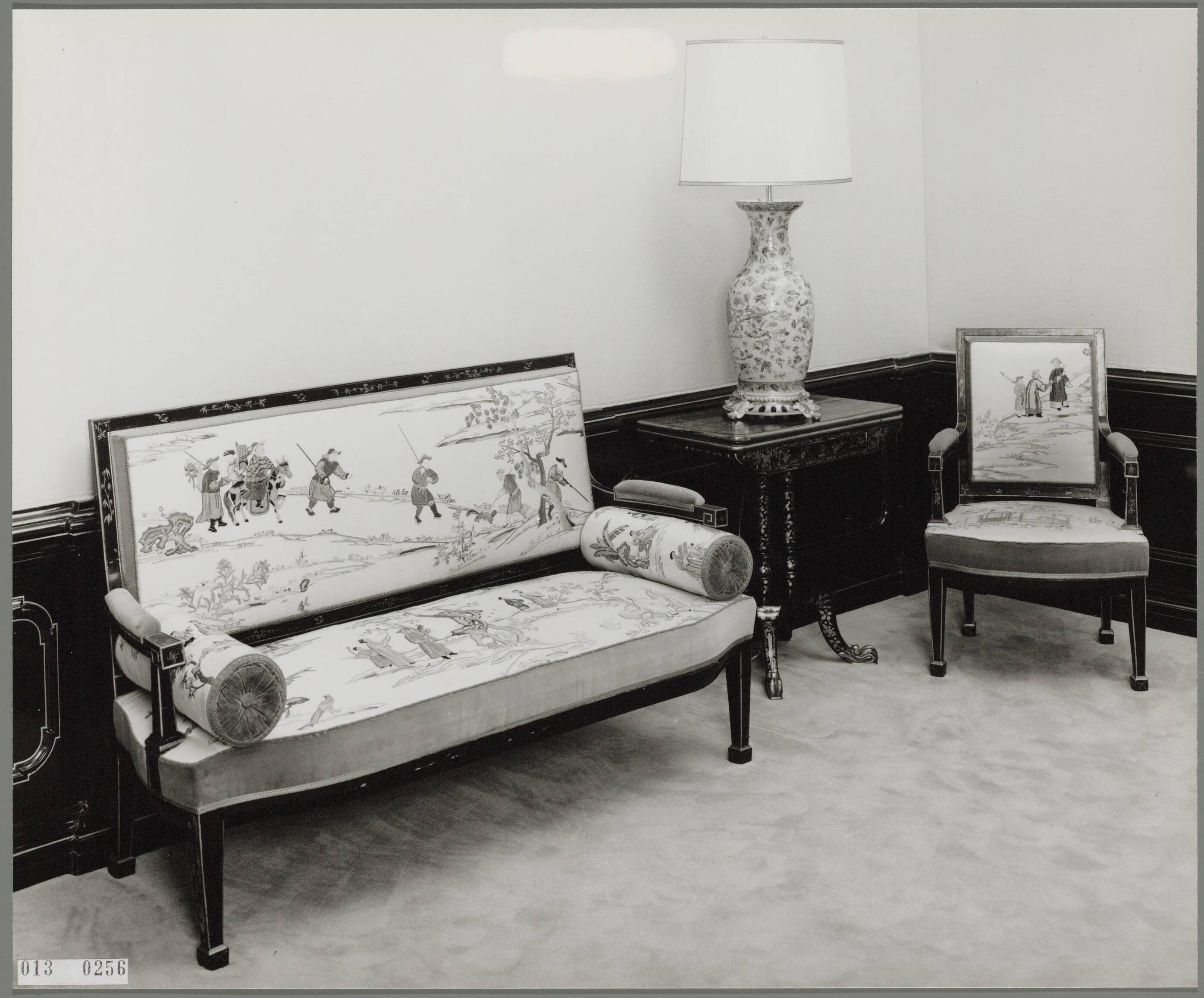 Paleis Huis ten Bosch te Den Haag — De Chinese kamer met een bank, lamp en armstoel — Foto: Hofmeester, Bart / RVD. Licentie: Set B: Rechtenvrij / Publiek Domein. Bron: Nationaal Archief. http://hdl.handle.net/10648/afa88402-d0b4-102d-bcf8-003048976d84