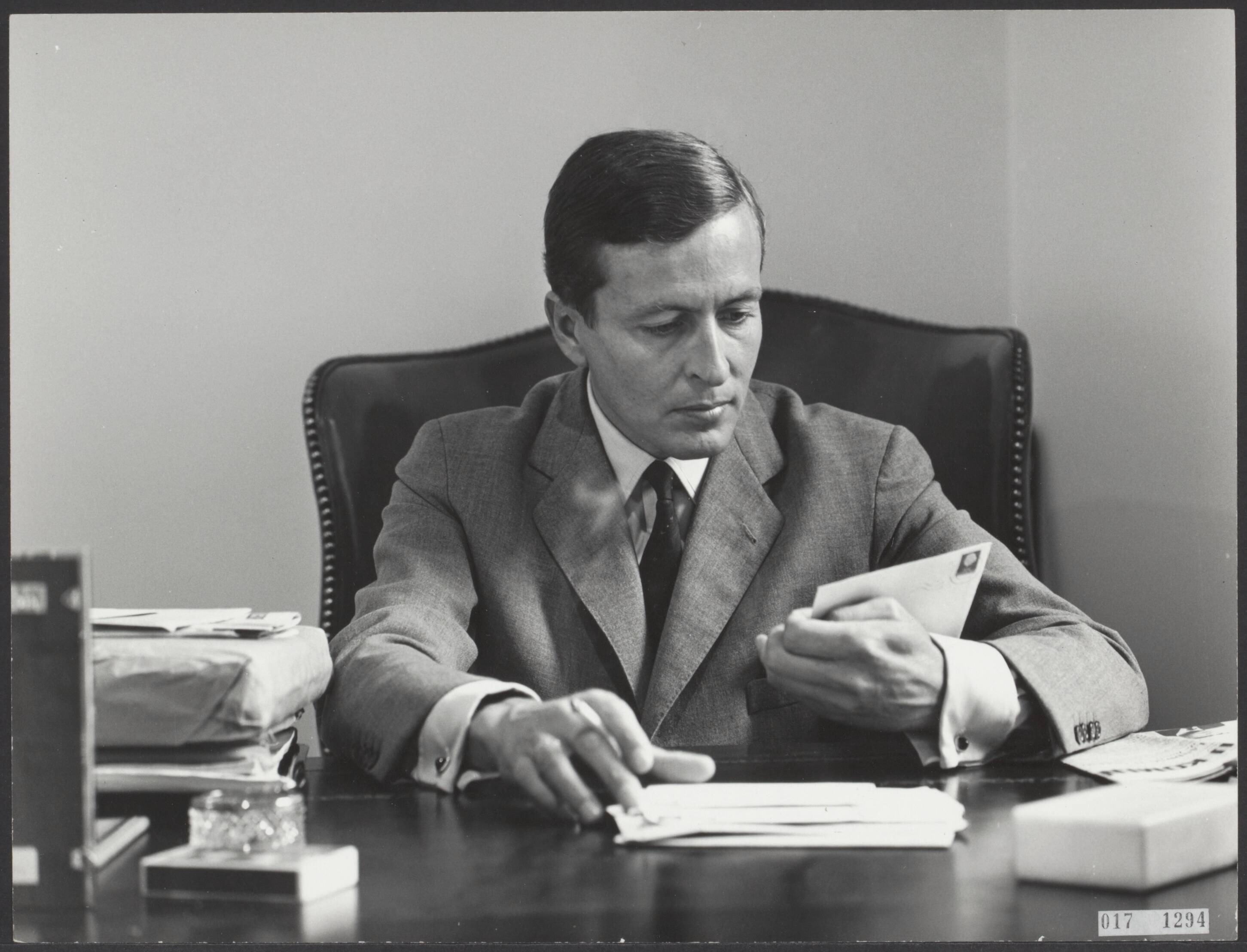 Fotocollectie Elsevier Binnenland — Geen bijschrift [Prins Claus kijkt de post door gezeten achter een bureau in zijn werkkamer] — Foto: Koot, Max / RVD. Licentie: Set B: Rechtenvrij / Publiek Domein. Bron: Nationaal Archief. http://hdl.handle.net/10648/adc096ac-d0b4-102d-bcf8-003048976d84