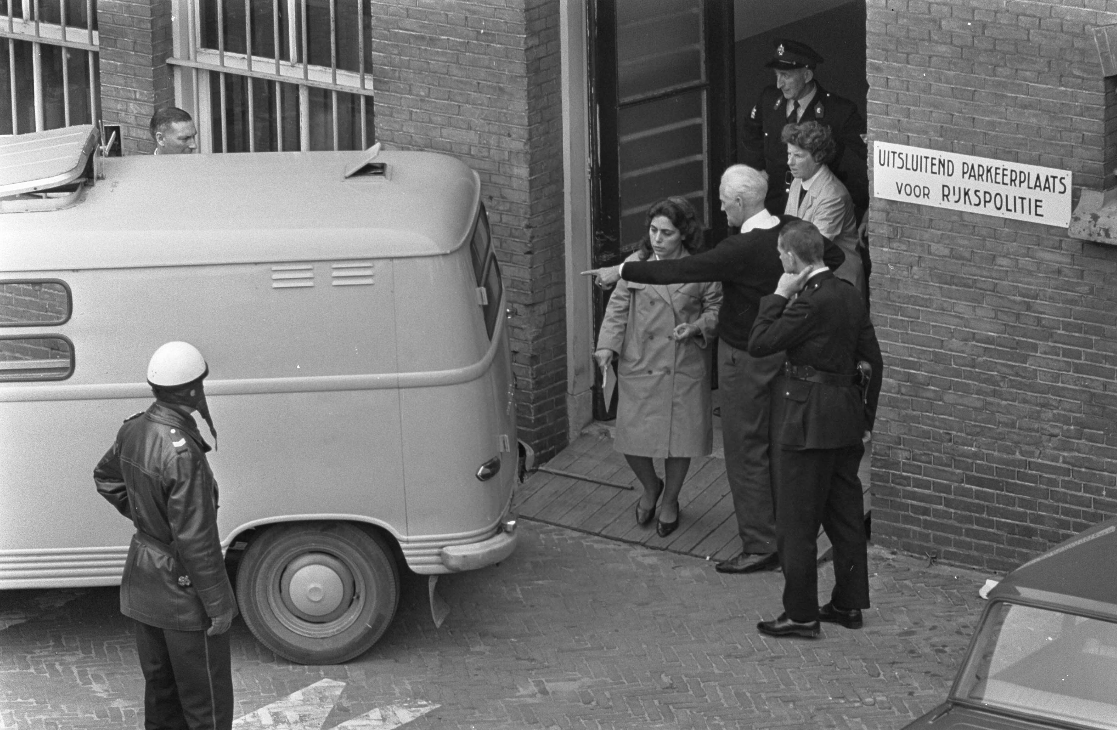 Fotocollectie Anefo — Yvonne Paul veroordeeld. Hier verlaat zij het gerechtsgebouw te Haarlem — Foto: Koch, Eric / Anefo. Licentie: Set B: Rechtenvrij / Publiek Domein. Bron: Nationaal Archief. http://hdl.handle.net/10648/ab434136-d0b4-102d-bcf8-003048976d84