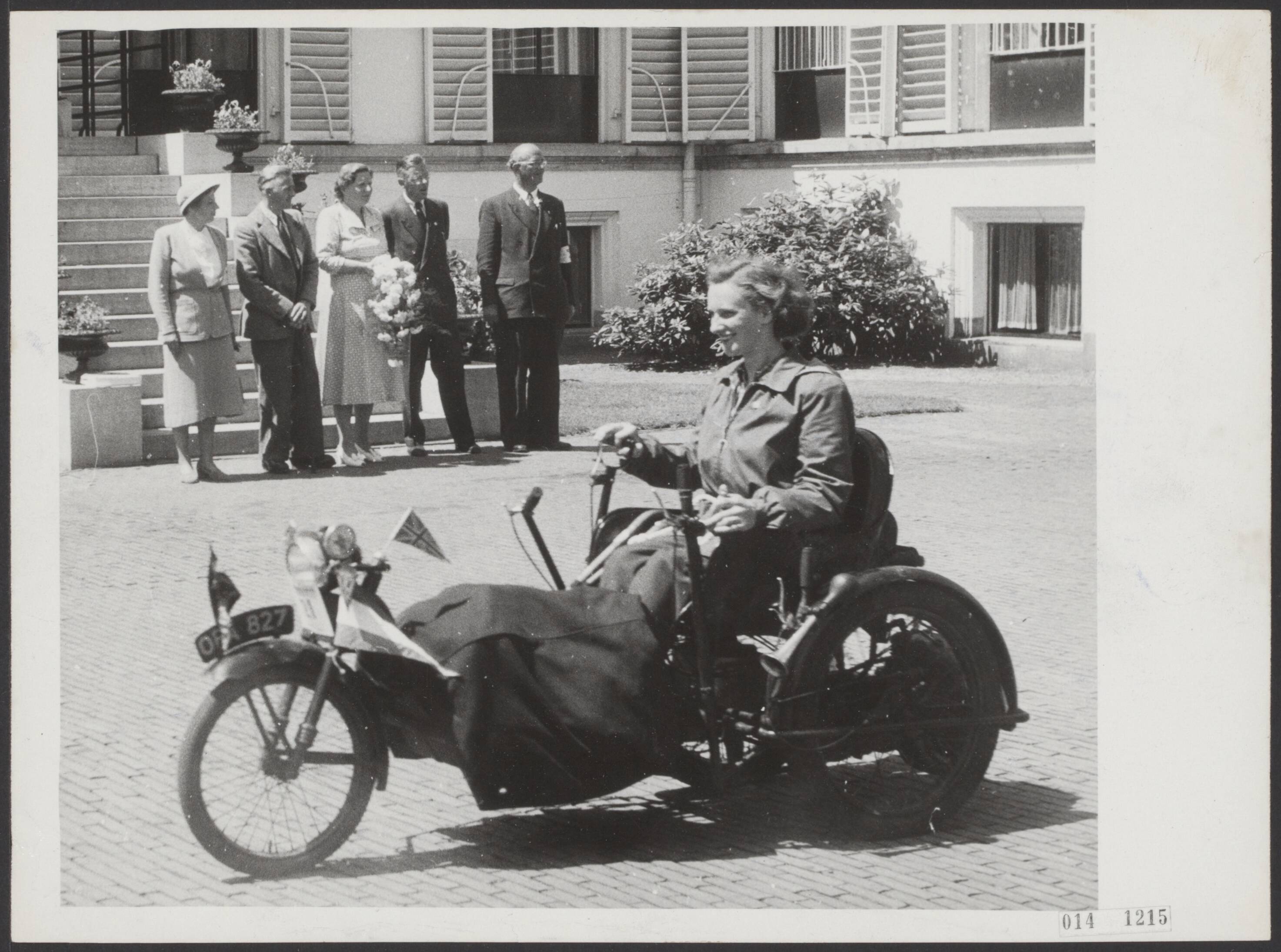 Fotocollectie Elsevier Binnenland — Engelse invaliden, die deel hebben genomen aan de rally's naar Zutphen zijn op paleis Soestdijk ontvangen door koningin Juliana. Een invalide defileert in tegenwoordigheid van hun deputatie — Foto: Fotograaf Onbekend / Anefo. Licentie: Set B: Rechtenvrij / Publiek Domein. Bron: Nationaal Archief. http://hdl.handle.net/10648/adb31a54-d0b4-102d-bcf8-003048976d84