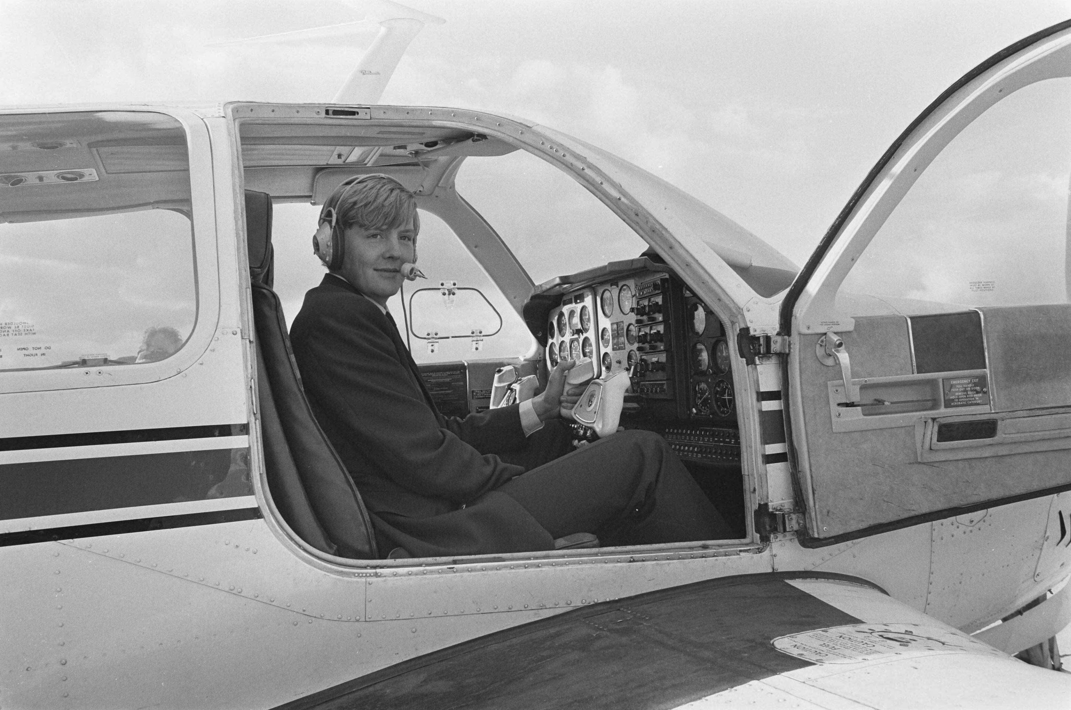 Fotocollectie Anefo — Prins Willem Alexander in cockpit Beeckcraft Bonanza die hij vloog op eerste praktijkles aan Rijksluchtvaartschool in Eelde; Willem Alexander in — Foto: Croes, Rob C. / Anefo. Licentie: Set B: Rechtenvrij / Publiek Domein. Bron: Nationaal Archief. http://hdl.handle.net/10648/ad5e1c66-d0b4-102d-bcf8-003048976d84