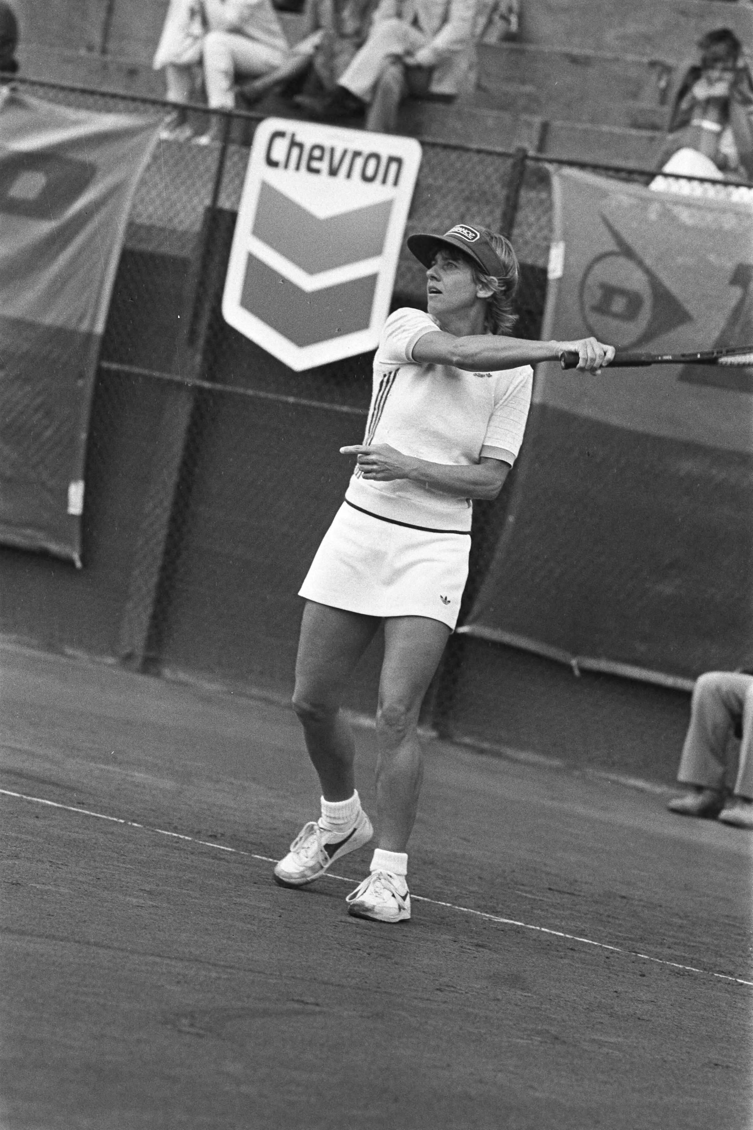 Fotocollectie Anefo — Nationale tenniskampioenschappen, Scheveningen; kampioene dames Astrid Suurbeek in aktie — Foto: Bogaerts, Rob / Anefo. Licentie: Set B: Rechtenvrij / Publiek Domein. Bron: Nationaal Archief. http://hdl.handle.net/10648/ad1c6e92-d0b4-102d-bcf8-003048976d84