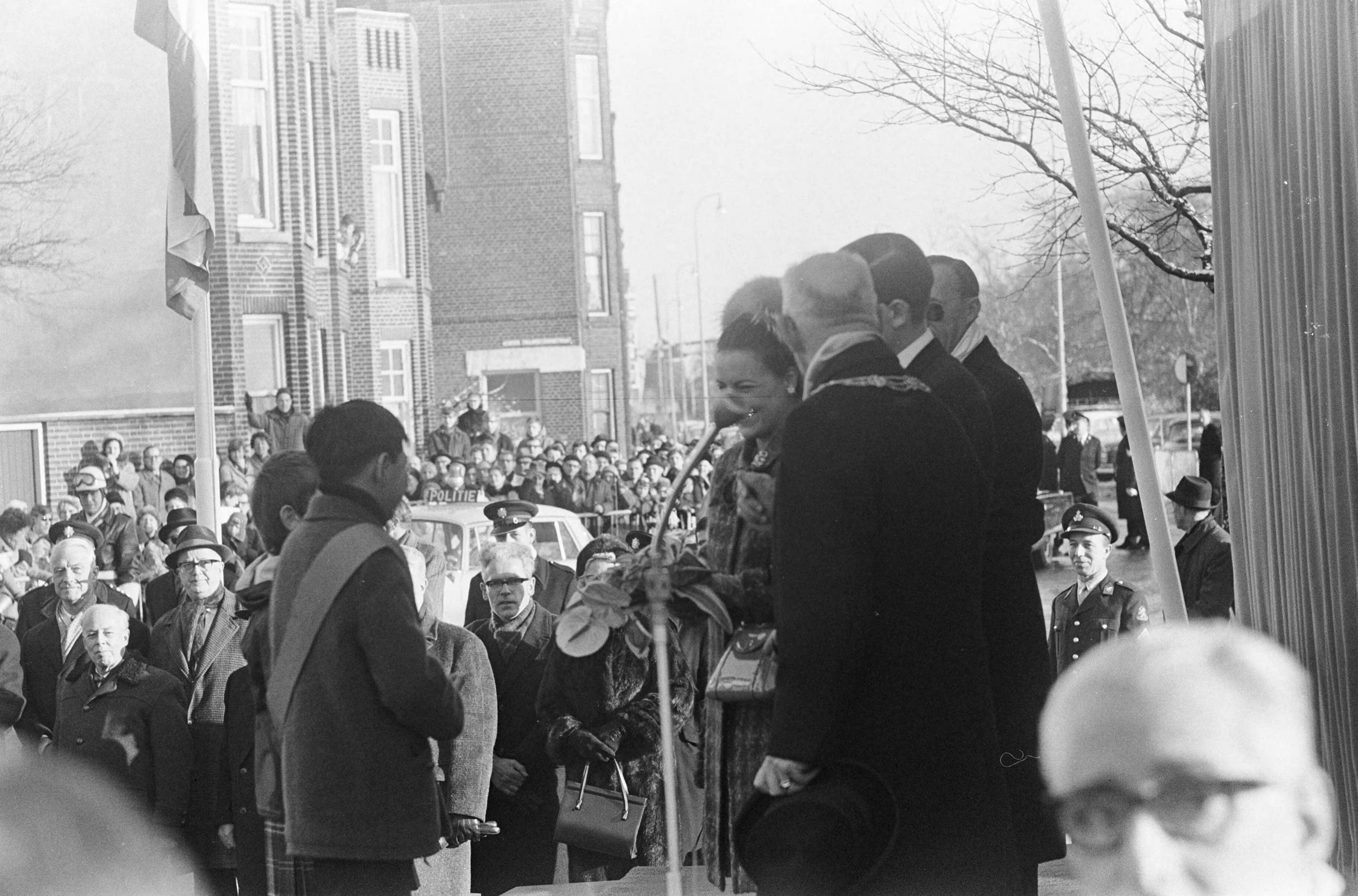 Fotocollectie Anefo — Bruidspaar in Den Haag — Foto: Koch, Eric / Anefo. Licentie: Set B: Rechtenvrij / Publiek Domein. Bron: Nationaal Archief. http://hdl.handle.net/10648/ab0b5906-d0b4-102d-bcf8-003048976d84