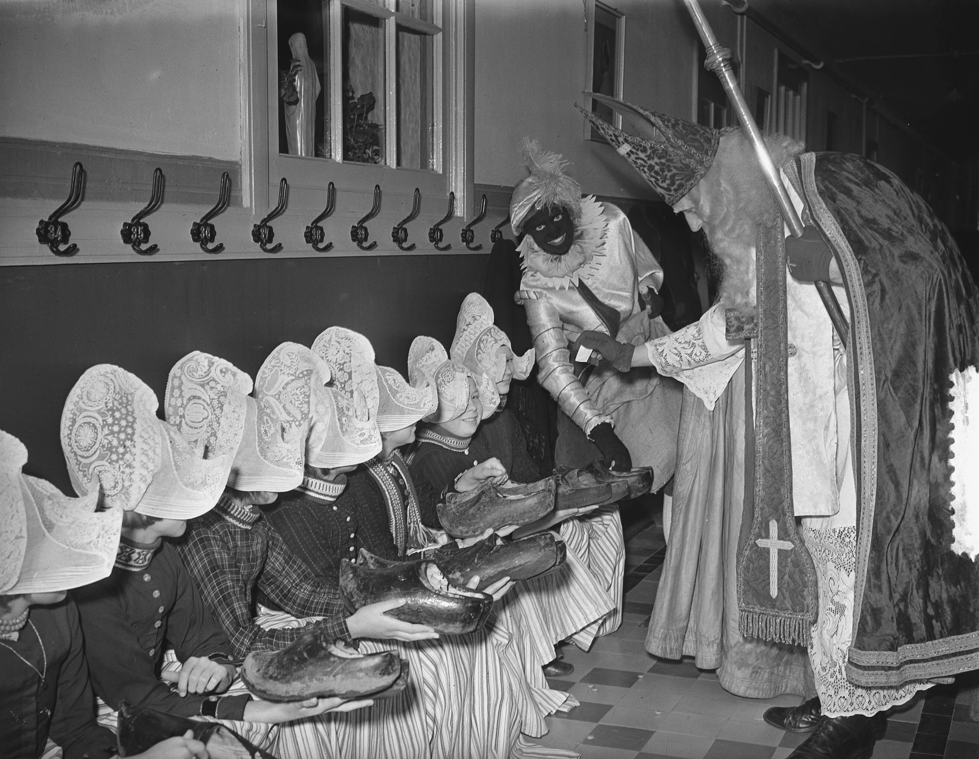 Sint Nicolaas bezoekt school in Volendam — Foto: Bilsen, Joop van / Anefo. — Licentie: Set B: Rechtenvrij / Publiek Domein. Bron: Nationaal Archief. http://hdl.handle.net/10648/a90303e8-d0b4-102d-bcf8-003048976d84