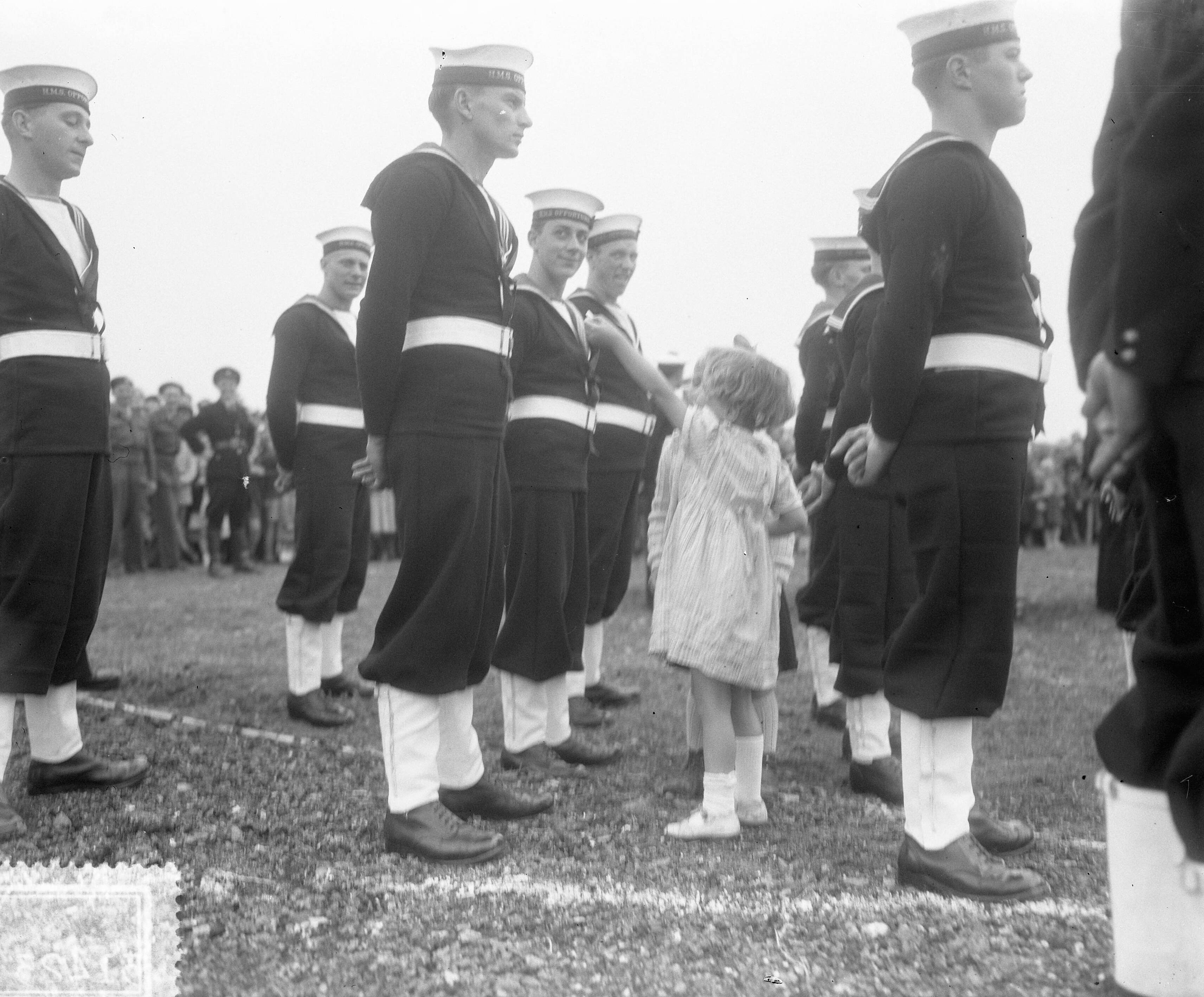 Fotocollectie Anefo — Oorlogsmonument voor de Britse No. 4 Commando in Vlissingen onthuld. Meisje bij matrozen — Foto: Pot, Harry / Anefo. Licentie: Set B: Rechtenvrij / Publiek Domein. Bron: Nationaal Archief. http://hdl.handle.net/10648/a8fabb2a-d0b4-102d-bcf8-003048976d84