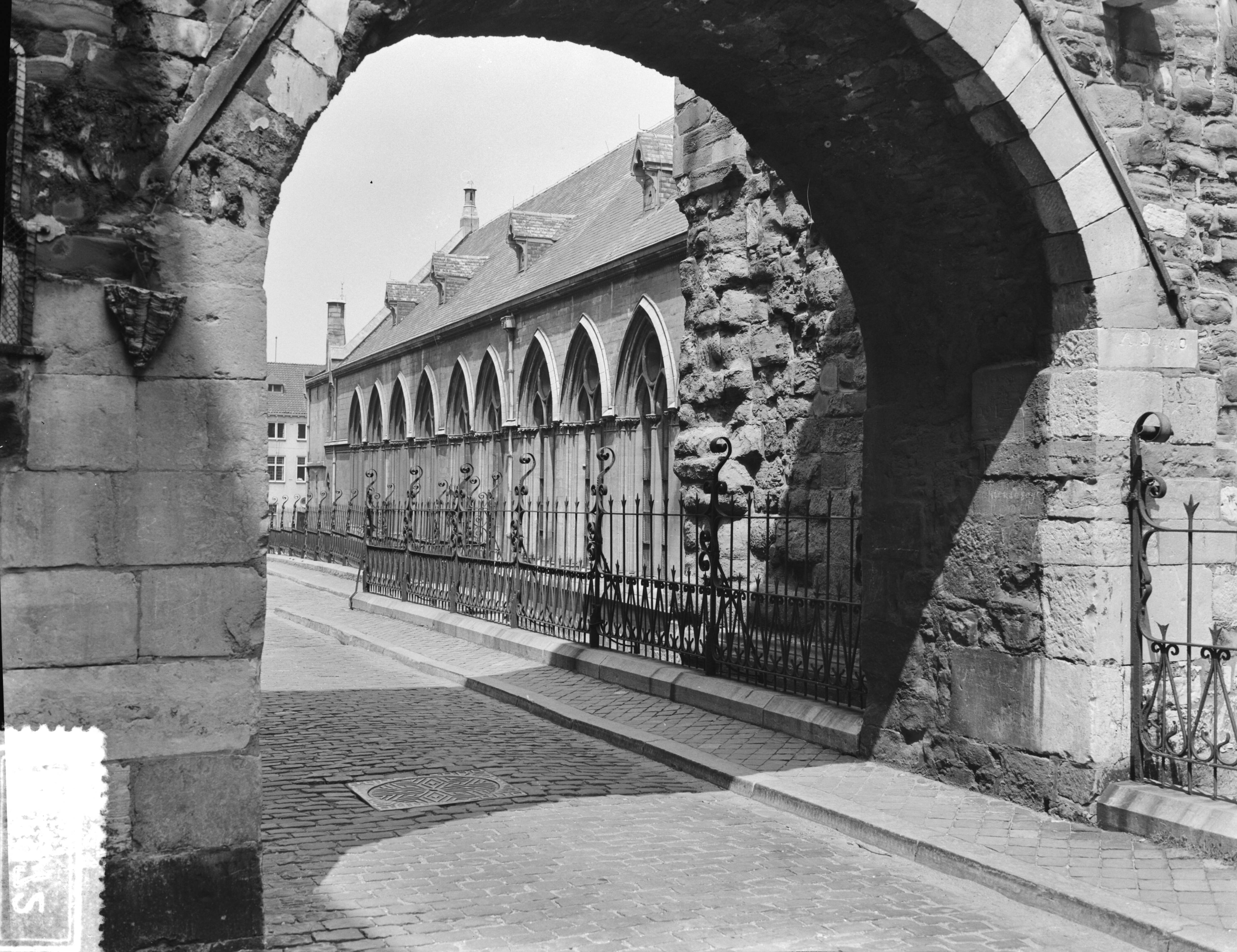 Fotocollectie Anefo — Stadsgezichten Maastricht. Onder de Bogen — Foto: Pot, Harry / Anefo. Licentie: Set B: Rechtenvrij / Publiek Domein. Bron: Nationaal Archief. http://hdl.handle.net/10648/a937166a-d0b4-102d-bcf8-003048976d84