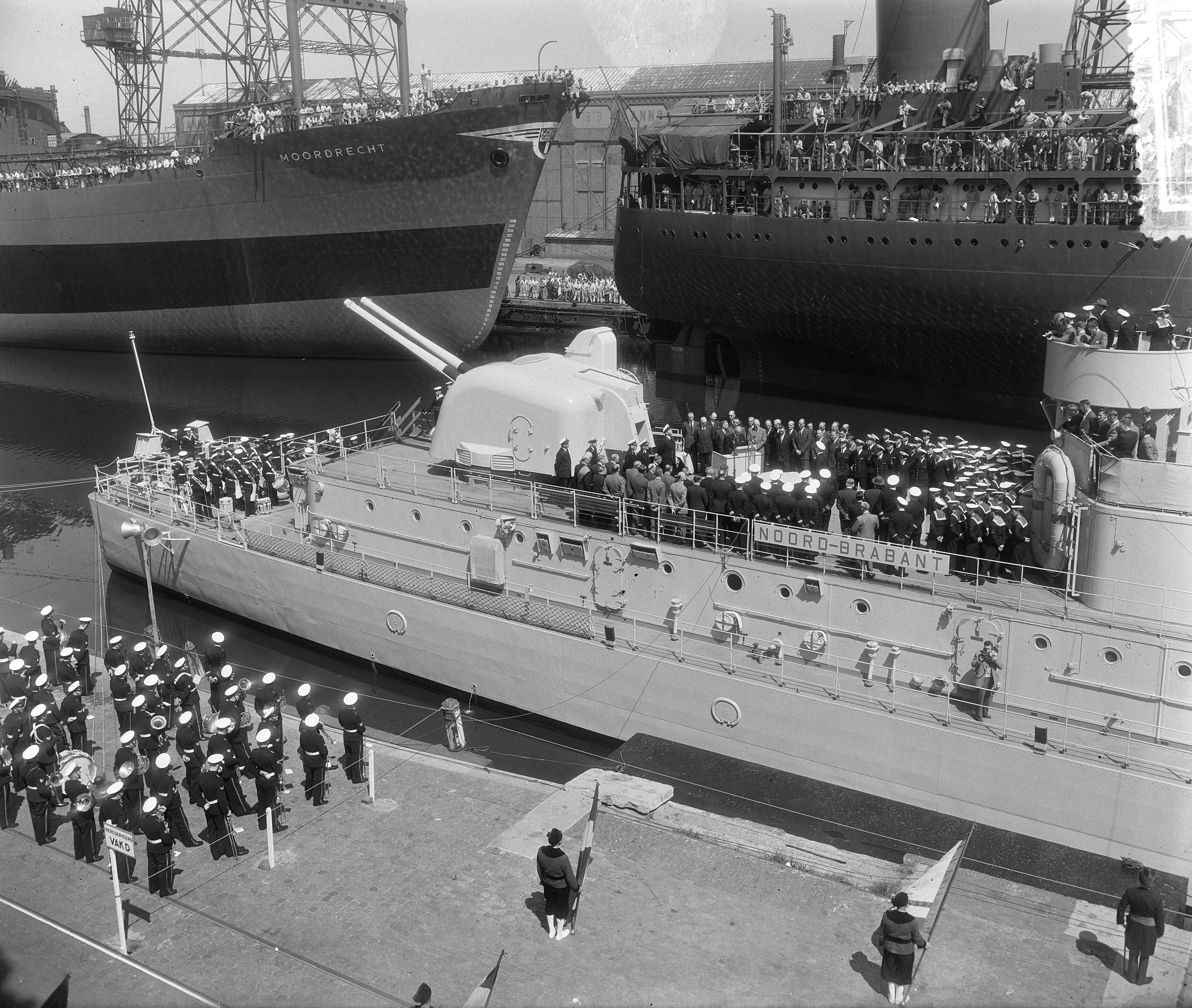 Fotocollectie Anefo — Overdracht onderzeebootjager Hr. Ms. "Noord Brabant" aan de Houtkade te Vlissingen — Foto: Rossem, Wim van / Anefo. Licentie: Set B: Rechtenvrij / Publiek Domein. Bron: Nationaal Archief. http://hdl.handle.net/10648/a9361c4c-d0b4-102d-bcf8-003048976d84