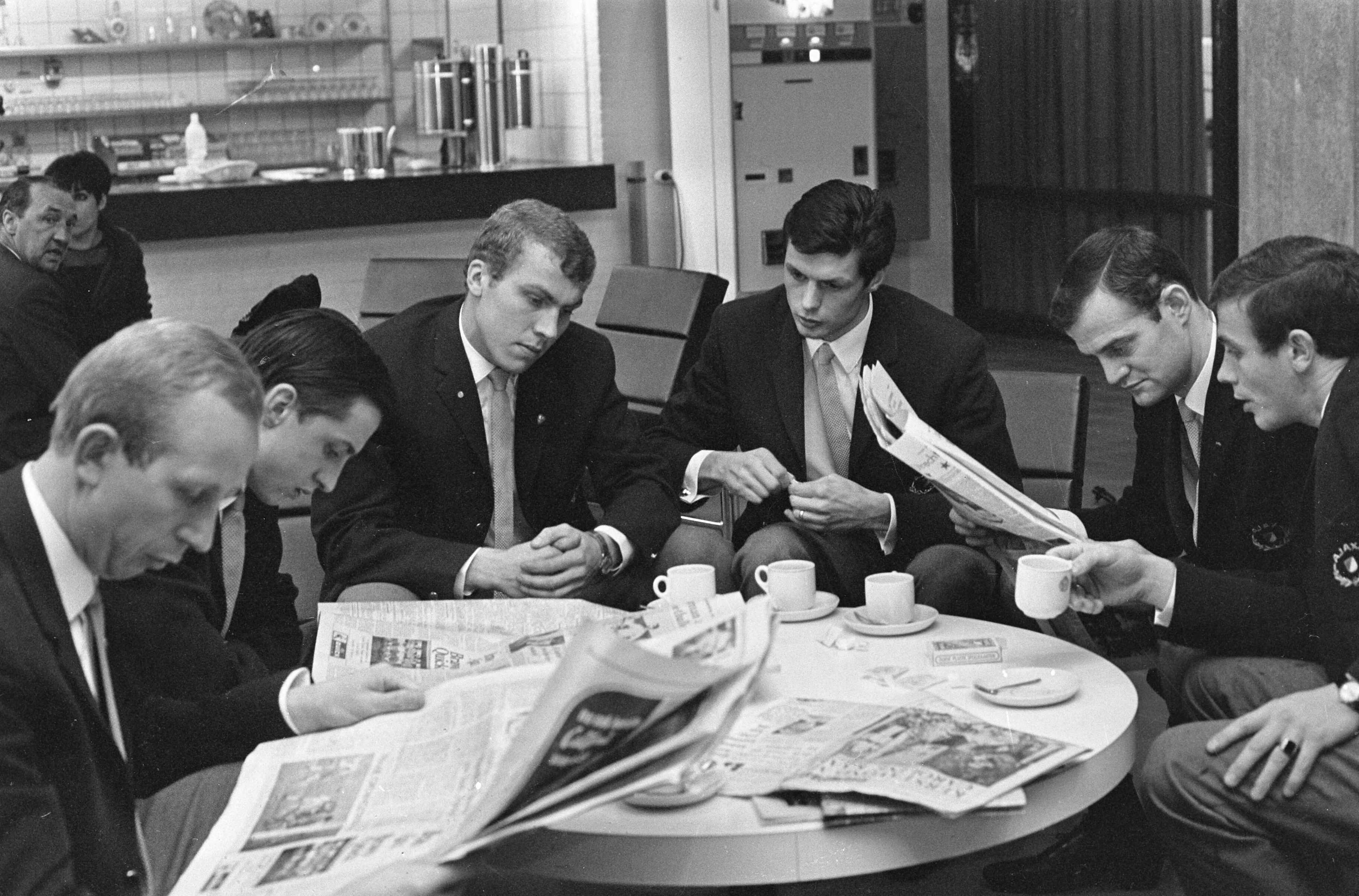 Fotocollectie Anefo — Ajax in KNVB-centrum te Zeist, v.l.n.r. Groot, Cruijff, De Wolff, Suurbier, Soetekouw en Bals lezen de krant — Foto: Kroon, Ron / Anefo. Licentie: Set B: Rechtenvrij / Publiek Domein. Bron: Nationaal Archief. http://hdl.handle.net/10648/ab07bb48-d0b4-102d-bcf8-003048976d84