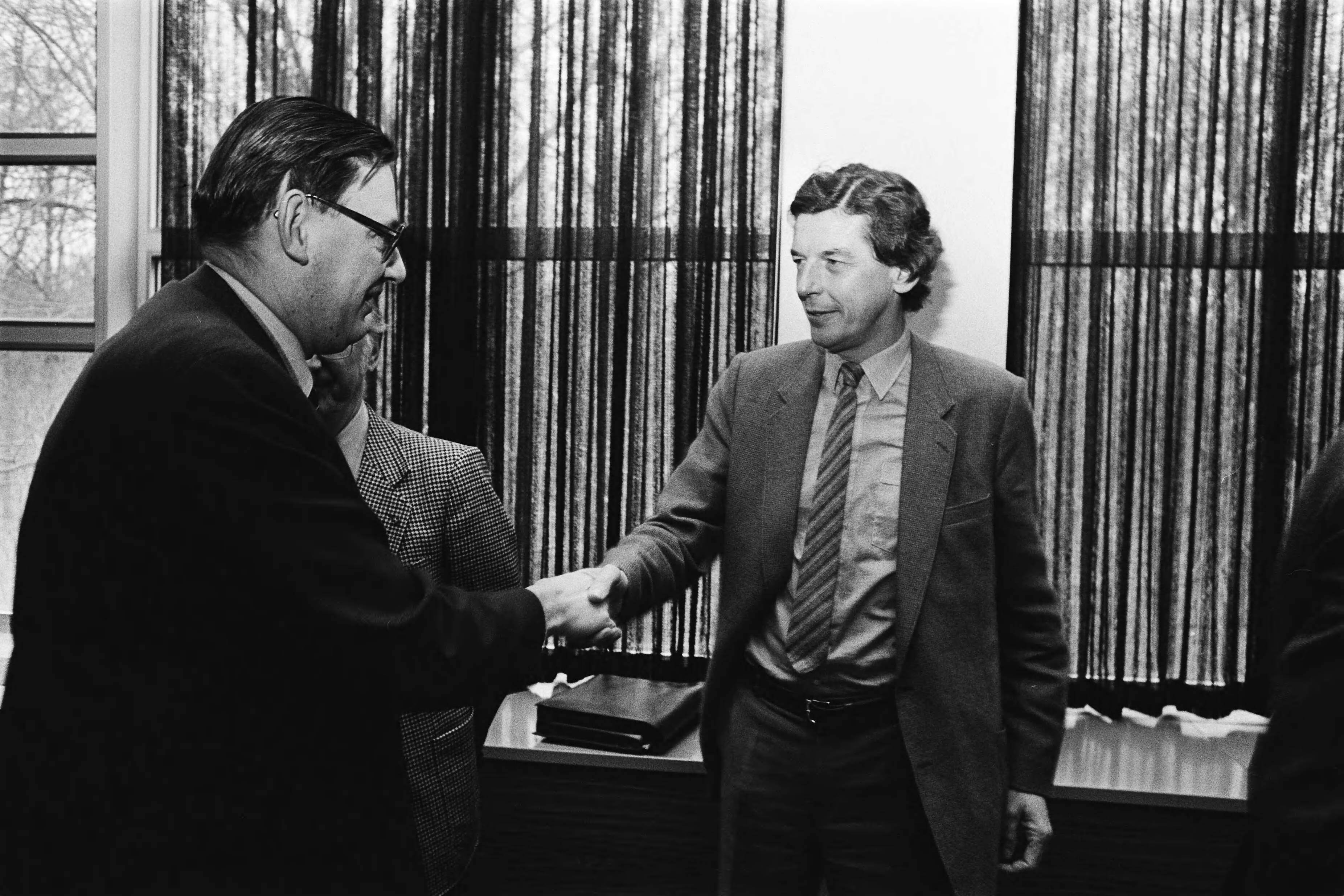 Fotocollectie Anefo — Regering, Vakbonden en werkgevers spreken in SER gebouw Den Haag over arbeidsovereenkomstenbeleid voor 1980; 5a : Kok en Albeda, 6a : van Aardenne — Foto: Bogaerts, Rob / Anefo. Licentie: Set B: Rechtenvrij / Publiek Domein. Bron: Nationaal Archief. http://hdl.handle.net/10648/acdafa5c-d0b4-102d-bcf8-003048976d84