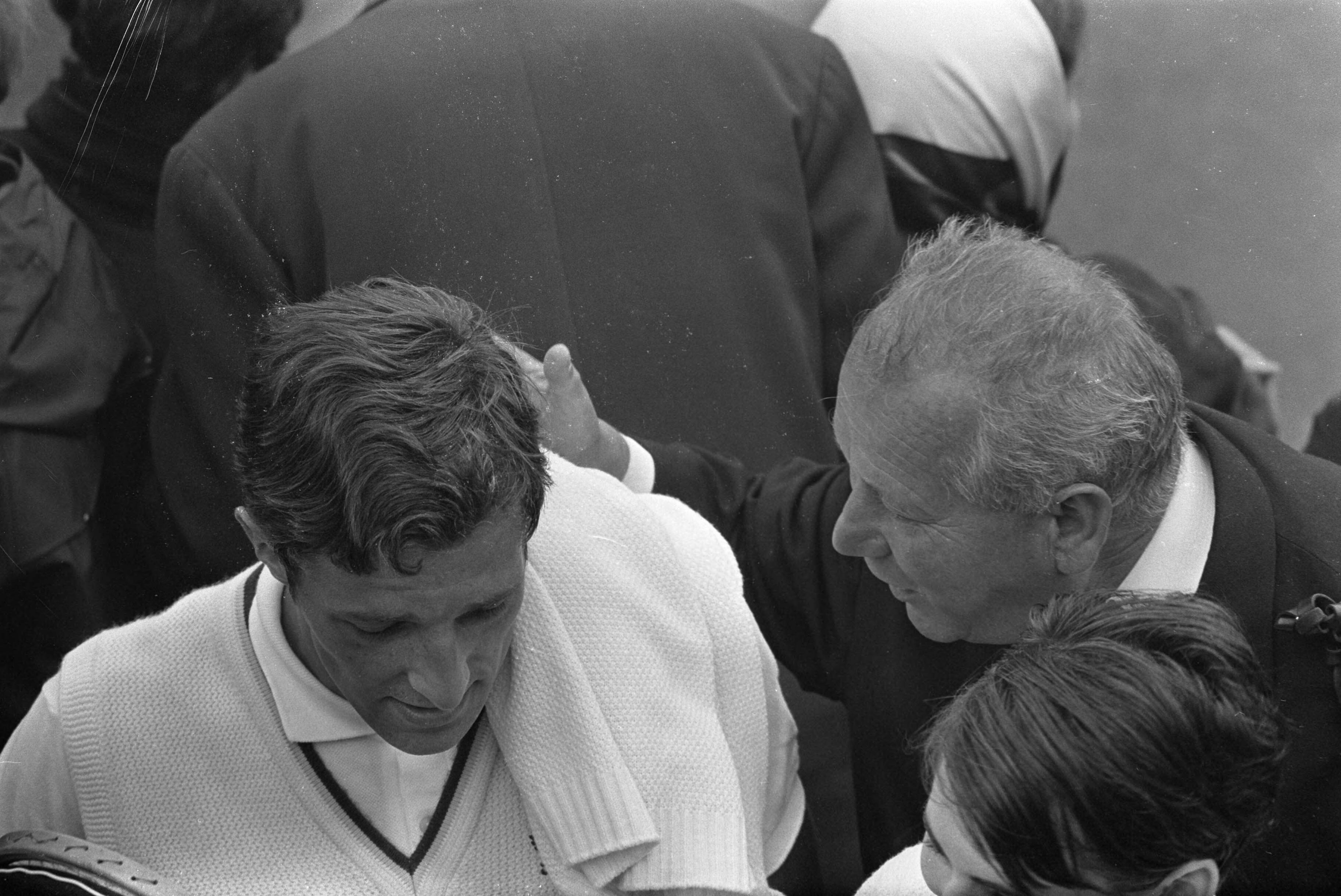 Fotocollectie Anefo — Internationaal tennistoernooi in Hilversum. De Tsjech Kodes wordt gefeliciteerd na zijn gewonnen partij tegen Mandarino (opdracht Vrije Volk) — Foto: Kroon, Ron / Anefo. Licentie: Set B: Rechtenvrij / Publiek Domein. Bron: Nationaal Archief. http://hdl.handle.net/10648/ab47f82a-d0b4-102d-bcf8-003048976d84