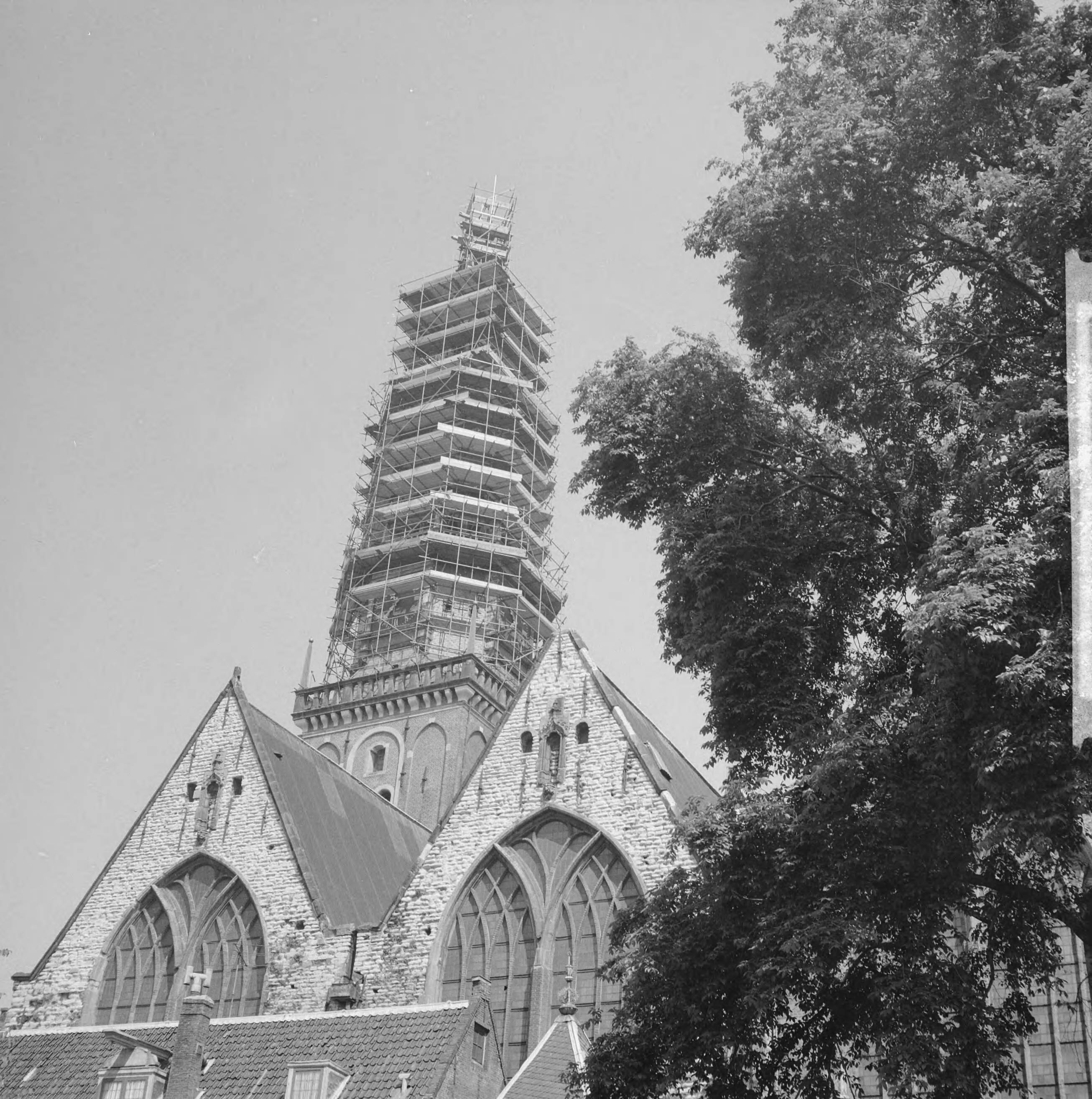Fotocollectie Anefo — Oude Kerk in Amsterdam in de steigers — Foto: Nijs, Jac. de / Anefo. Licentie: Set B: Rechtenvrij / Publiek Domein. Bron: Nationaal Archief. http://hdl.handle.net/10648/aa0cac44-d0b4-102d-bcf8-003048976d84