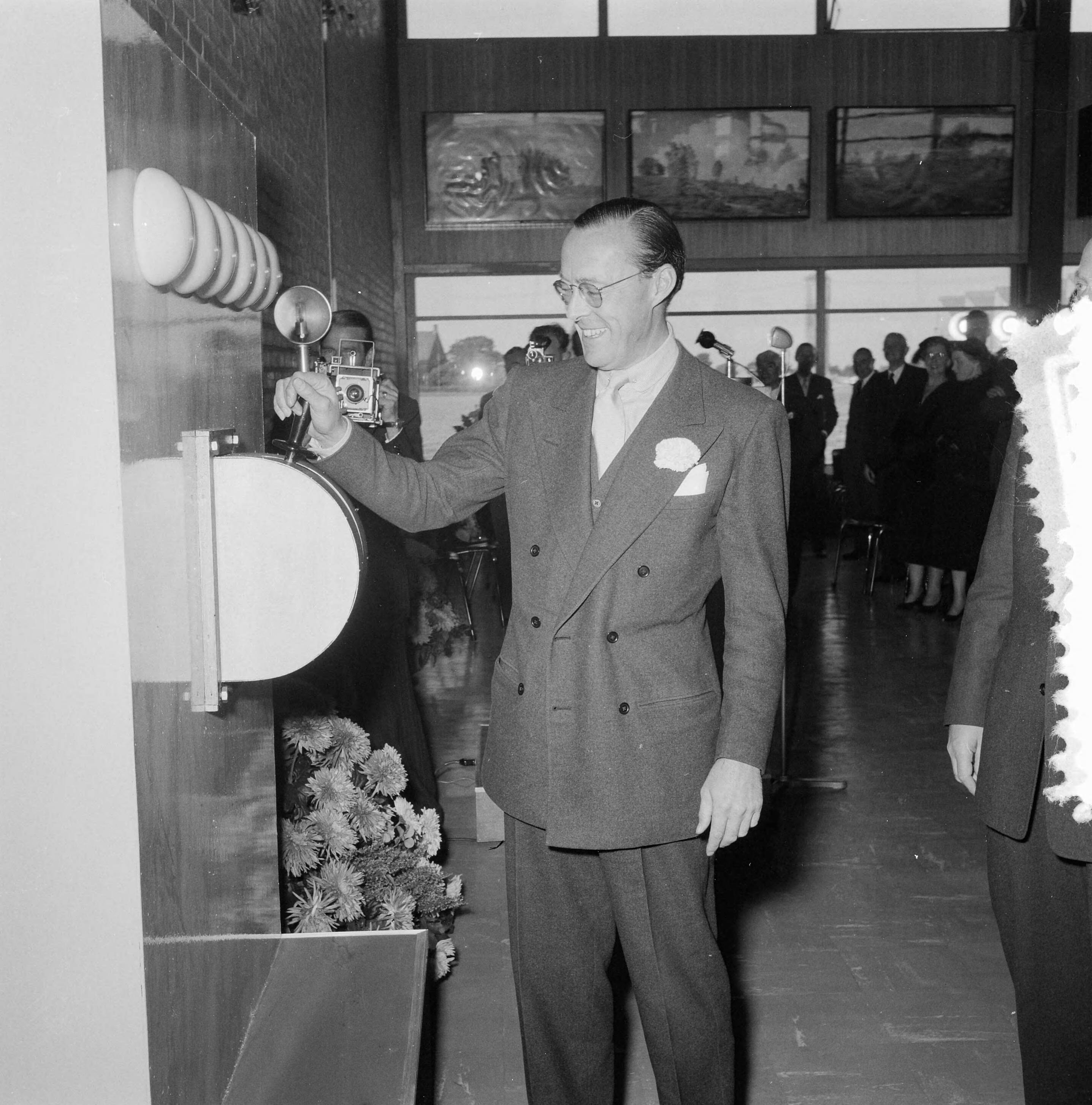 Prins Bernhard bezoekt West-Brabant — Prins Bernhard bezoekt industriegebied Etten-Leur. Bezoek aan Tomadofabriek — Foto: Noske, J.D. / Anefo. Licentie: Set B: Rechtenvrij / Publiek Domein. Bron: Nationaal Archief. http://hdl.handle.net/10648/a93c15de-d0b4-102d-bcf8-003048976d84
