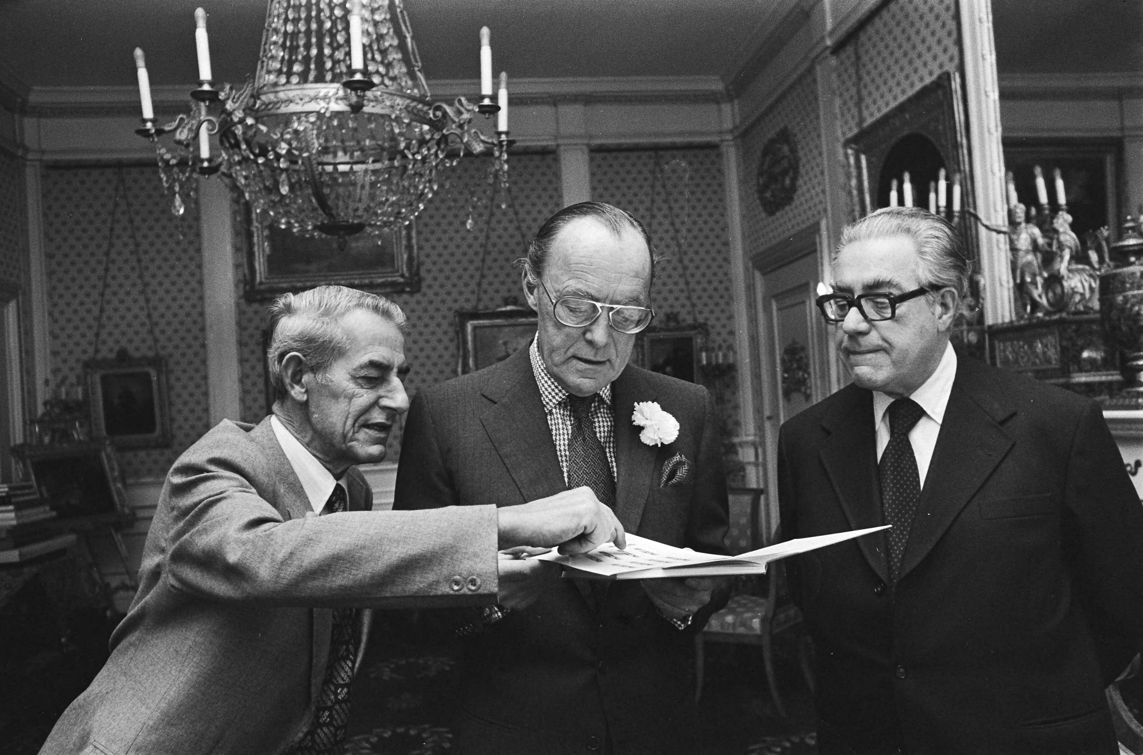 Fotocollectie Anefo — Prins Bernhard ontvangt op Soestdijk 17-delige filatelistische studie van dr. G.C. van Balen Blanken; v.l.n.r Bert Buurman, prins Bernhar, Van Balen Blanken — Foto: Verhoeff, Bert / Anefo. Licentie: Set B: Rechtenvrij / Publiek Domein. Bron: Nationaal Archief. http://hdl.handle.net/10648/ac9423c0-d0b4-102d-bcf8-003048976d84