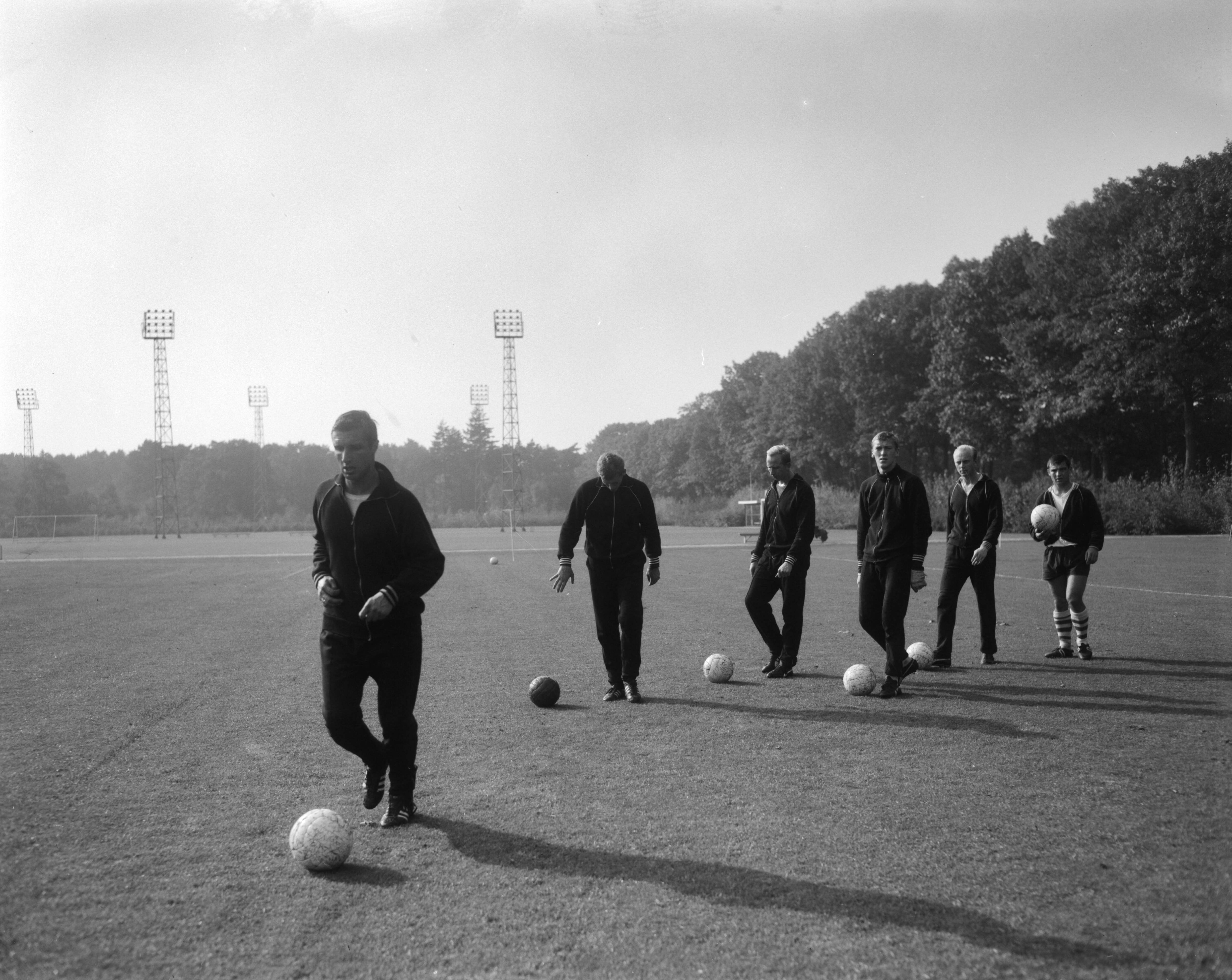 Training van het Nederlands elftal op het sportcentrum van de KNVB te Zeist — Spelers tijdens de training. Voorop Cor Veldhoen, gevolgd door Keizer, Groot, Doesburg, Kruiver en Laseroms — Foto: Bilsen, Joop van / Anefo. Licentie: Set B: Rechtenvrij / Publiek Domein. Bron: Nationaal Archief. http://hdl.handle.net/10648/aac62f52-d0b4-102d-bcf8-003048976d84