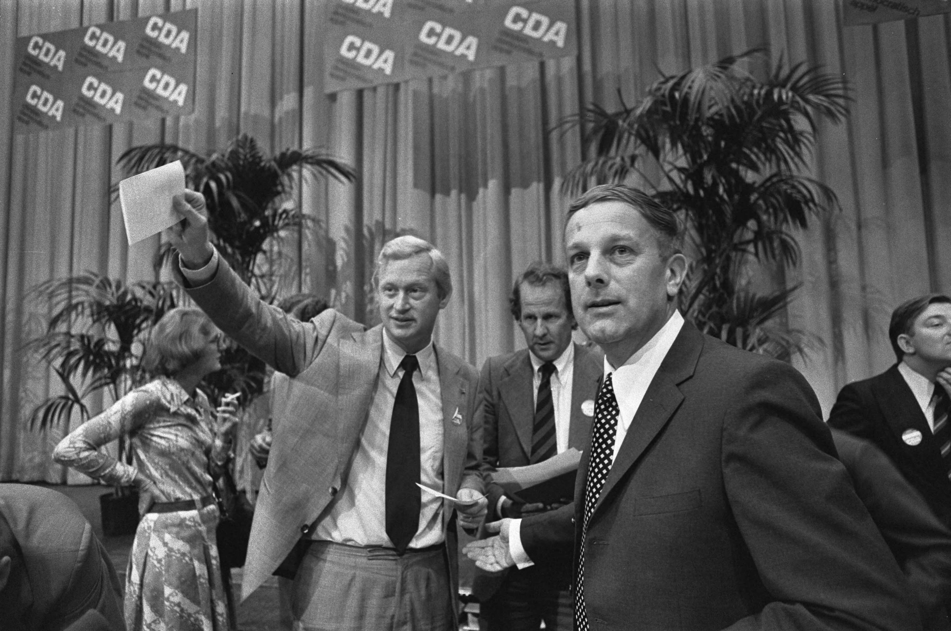 Het eerste CDA-congres te Den Haag — Andriessen en Steenkamp — Foto: Mieremet, Rob / Anefo. Licentie: Set B: Rechtenvrij / Publiek Domein. Bron: Nationaal Archief. http://hdl.handle.net/10648/ac707344-d0b4-102d-bcf8-003048976d84