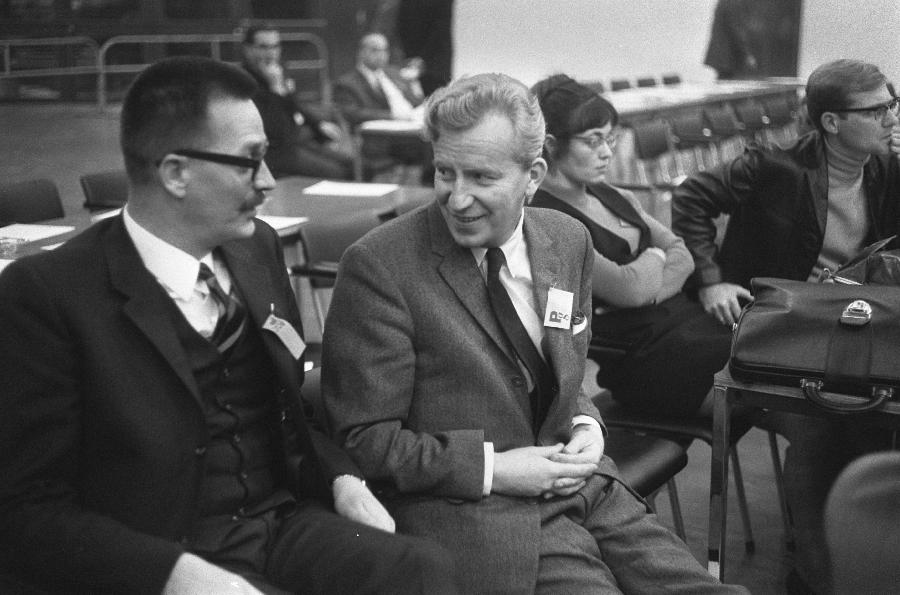 Fotocollectie Anefo — PVDA-congres in Groningen. Aan de bestuurstafel links H. Amerika (perschef NVV) en rechts dr. A. Kloos (voorzitter NVV) — Foto: Koch, Eric / Anefo. Licentie: Set B: Rechtenvrij / Publiek Domein. Bron: Nationaal Archief. http://hdl.handle.net/10648/ab895ae0-d0b4-102d-bcf8-003048976d84