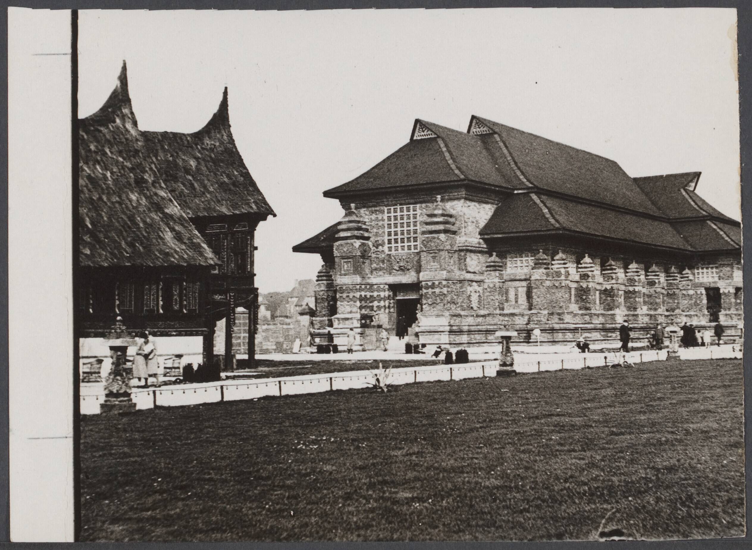 Koloniale tentoonstellingen, Den Haag 1932 - Nederland — Indische tentoonstelling in het Westbroekpark te Scheveningen [links Sumatrahuis, rechts paviljoen Commerciële Inzendingen] — Foto: Onbekend / Publiek Domein of Rechtenvrij. Licentie: Set B: Rechtenvrij / Publiek Domein. Bron: Nationaal Archief. http://hdl.handle.net/10648/8f51017a-f469-a40b-f27c-7d6e3dea29e9