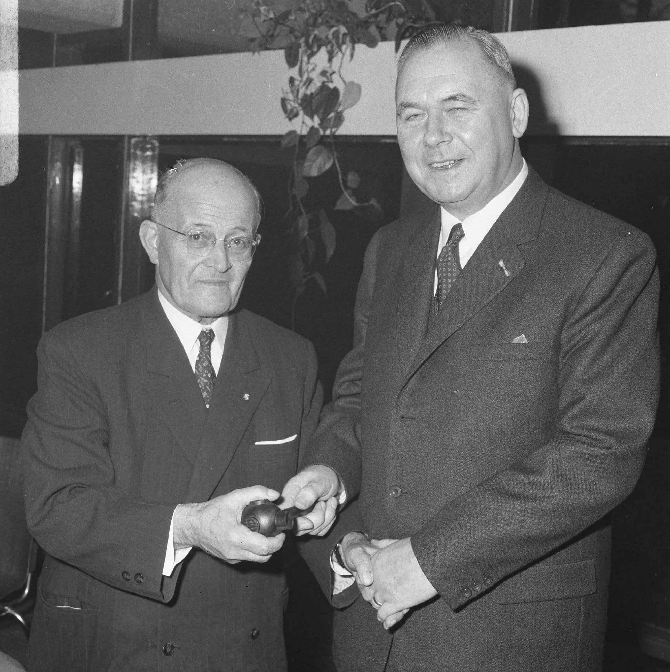 Bondsvoorzitter A.L.M. Schröder neemt op 73 jarige leeftijd in Zeist afscheid van de KNVB — Rechts de nieuwe voorzitter van de KNVB, Dhr. Wim A.G.M. Meuleman — Foto: Kroon, Ron / Anefo. Licentie: Set B: Rechtenvrij / Publiek Domein. Bron: Nationaal Archief. http://hdl.handle.net/10648/ab04cf32-d0b4-102d-bcf8-003048976d84