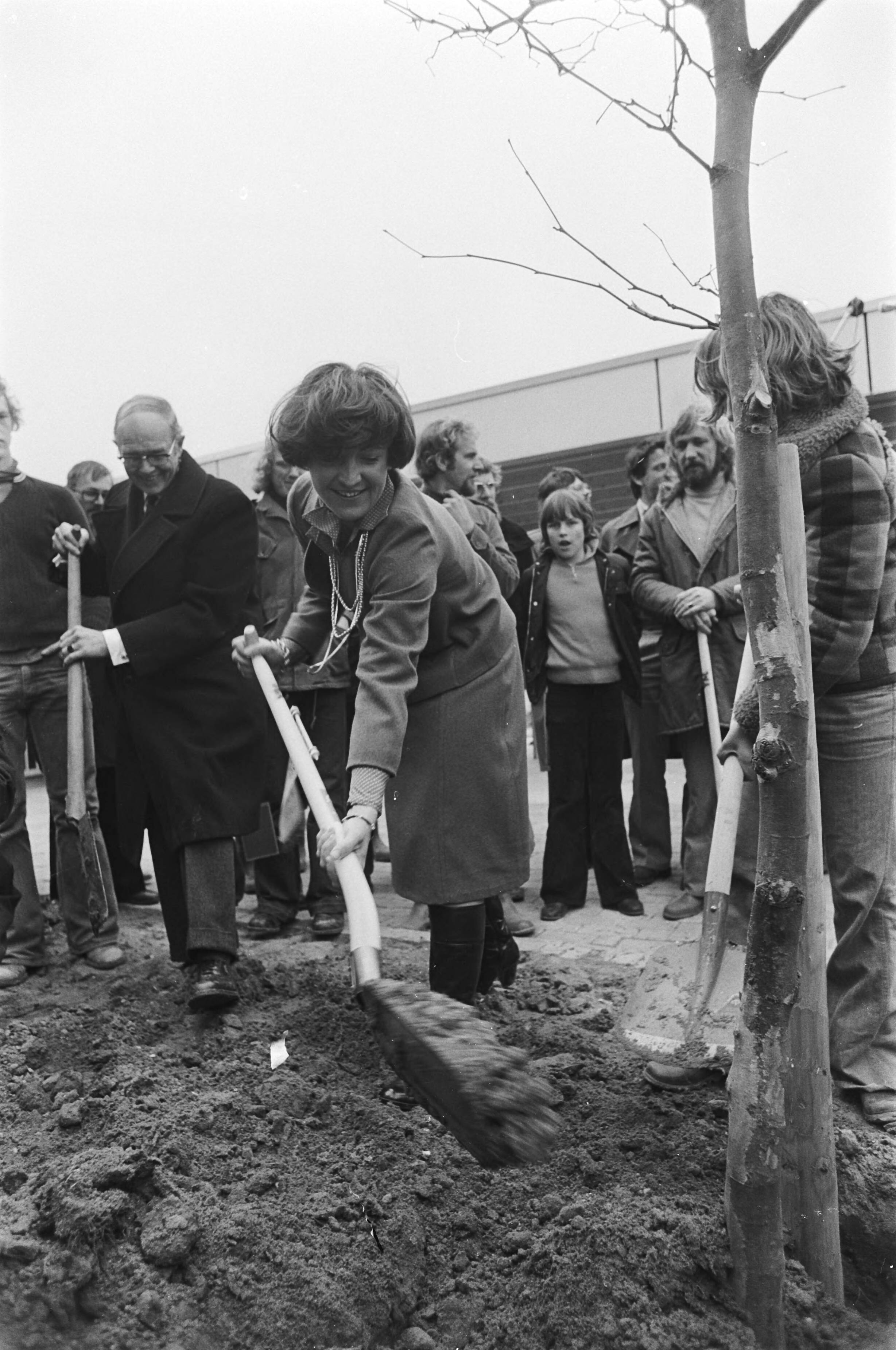 Prinses Margriet plant met scholieren een boom op de boomfeestdag in Almere Haven — Prinses Margriet graaft een kuil voor een plantaan — Foto: Suyk, Koen / Anefo. Licentie: Set B: Rechtenvrij / Publiek Domein. Bron: Nationaal Archief. http://hdl.handle.net/10648/ac979c1c-d0b4-102d-bcf8-003048976d84