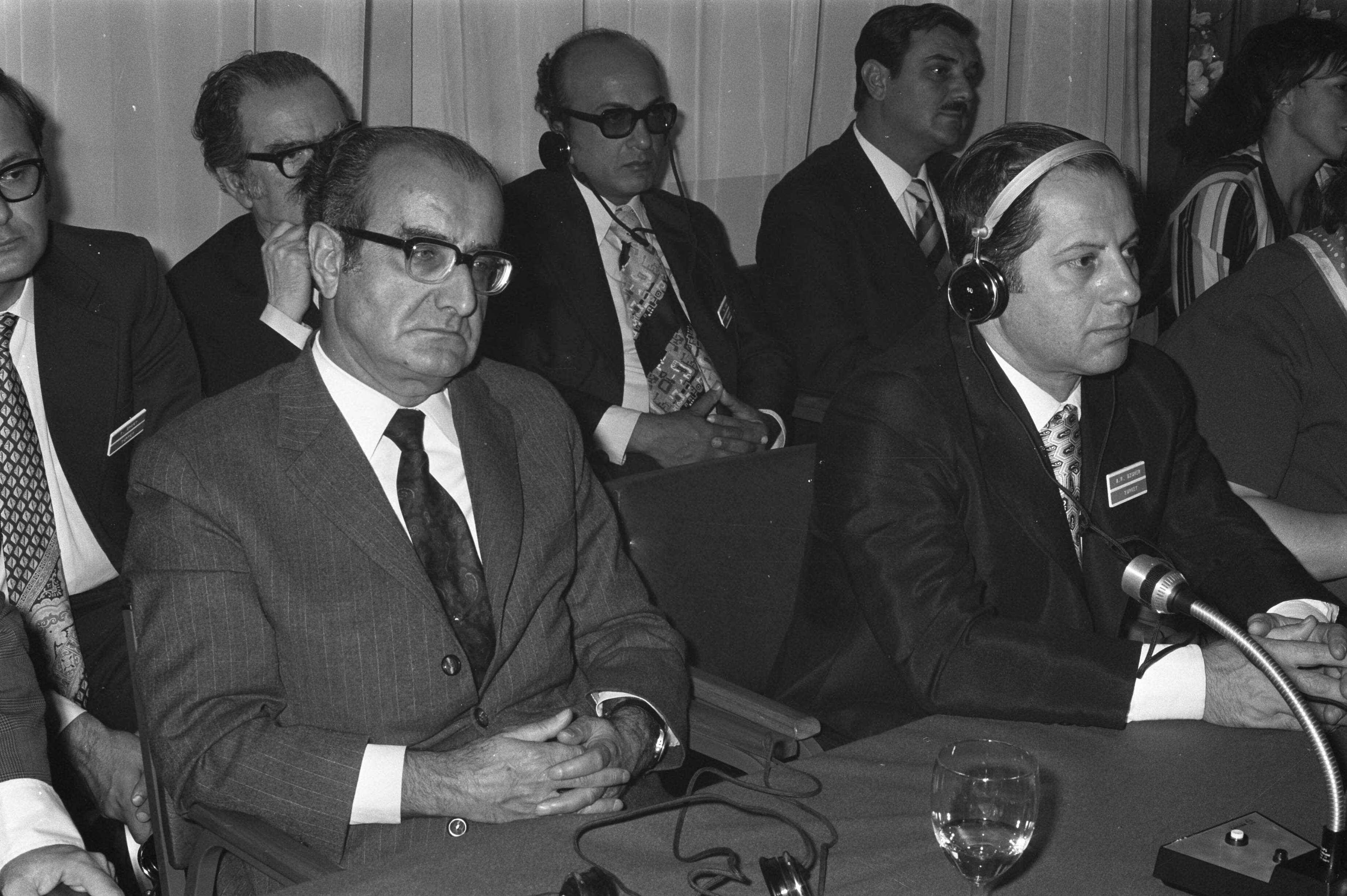 Fotocollectie Anefo — Congres Europese ministers over sociaal welzijn in Kurhaus Scheveningen, 13 rechts Ali Riza Uzuner, 14 Minister Engels in geprek met Jean Iliovici / — Foto: Croes, Rob C. / Anefo. Licentie: Set B: Rechtenvrij / Publiek Domein. Bron: Nationaal Archief. http://hdl.handle.net/10648/abf32fec-d0b4-102d-bcf8-003048976d84