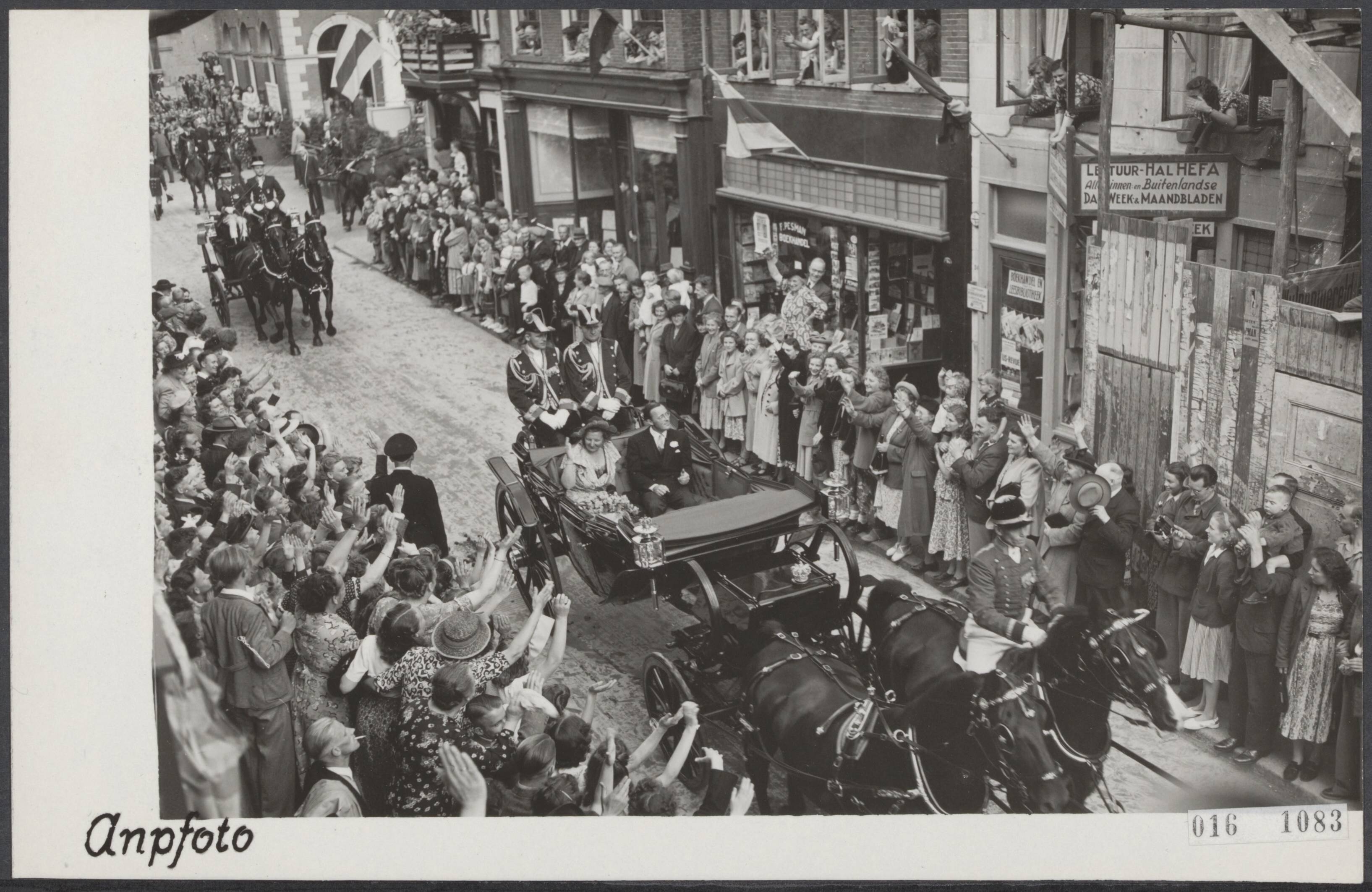 Fotocollectie Elsevier Binnenland — Koninklijke bezoek aan Groningen. Bij het passeren van de Kijk in 't Jatstraat op weg naar het Doofstommen-instituut worden konigin Juliana en prins Berhard door het publiek toegejuicht — Foto: ANP / RVD of rechtenvrij. Licentie: Set B: Rechtenvrij / Publiek Domein. Bron: Nationaal Archief. http://hdl.handle.net/10648/adbb54b2-d0b4-102d-bcf8-003048976d84