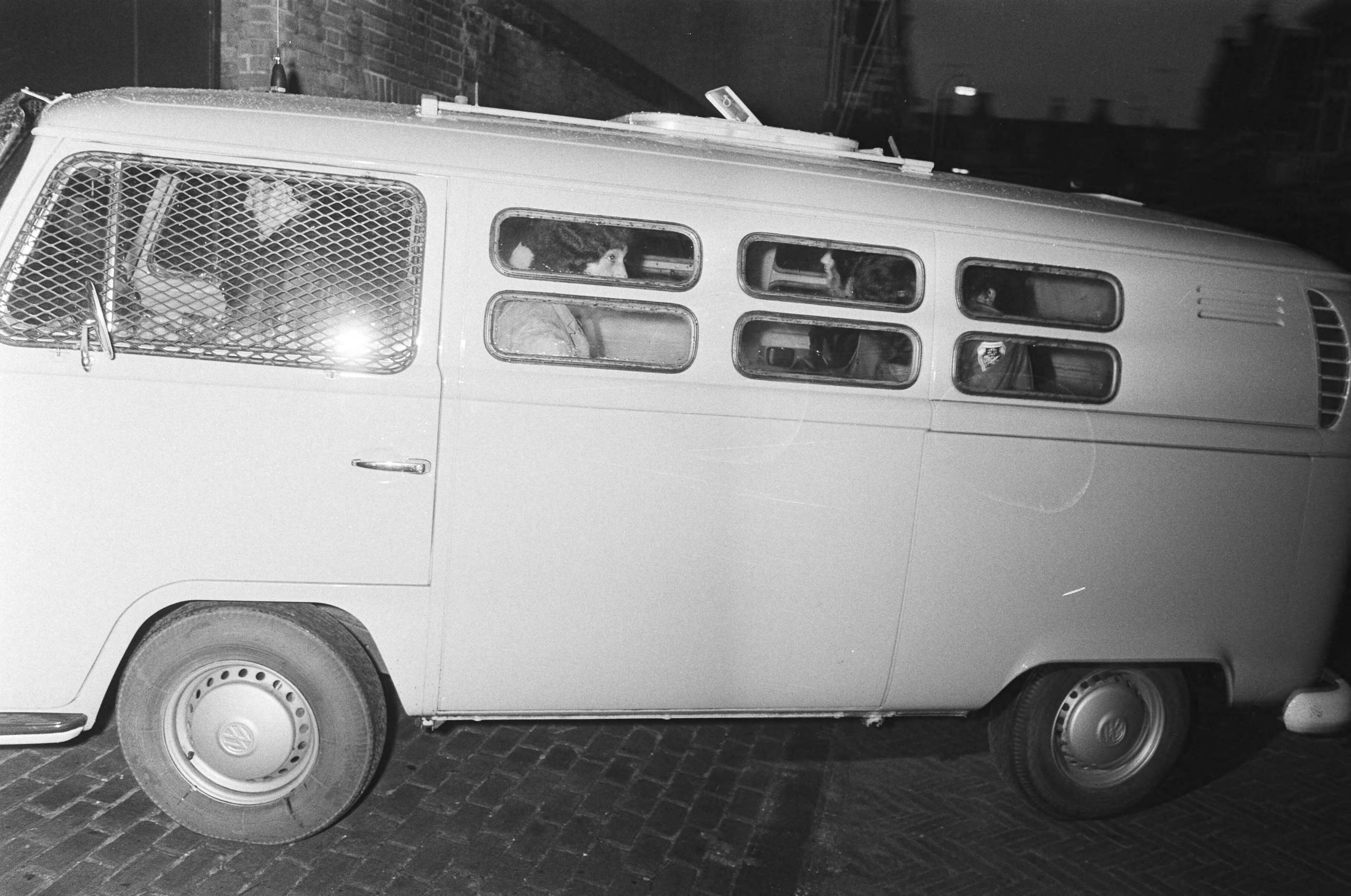 Fotocollectie Anefo — Proces tegen Zuidmolukkers die woning van Indonesische ambassadeur bezet hebben in Den Haag — Foto: Peters, Hans / Anefo. Licentie: Set B: Rechtenvrij / Publiek Domein. Bron: Nationaal Archief. http://hdl.handle.net/10648/abb0ba5e-d0b4-102d-bcf8-003048976d84