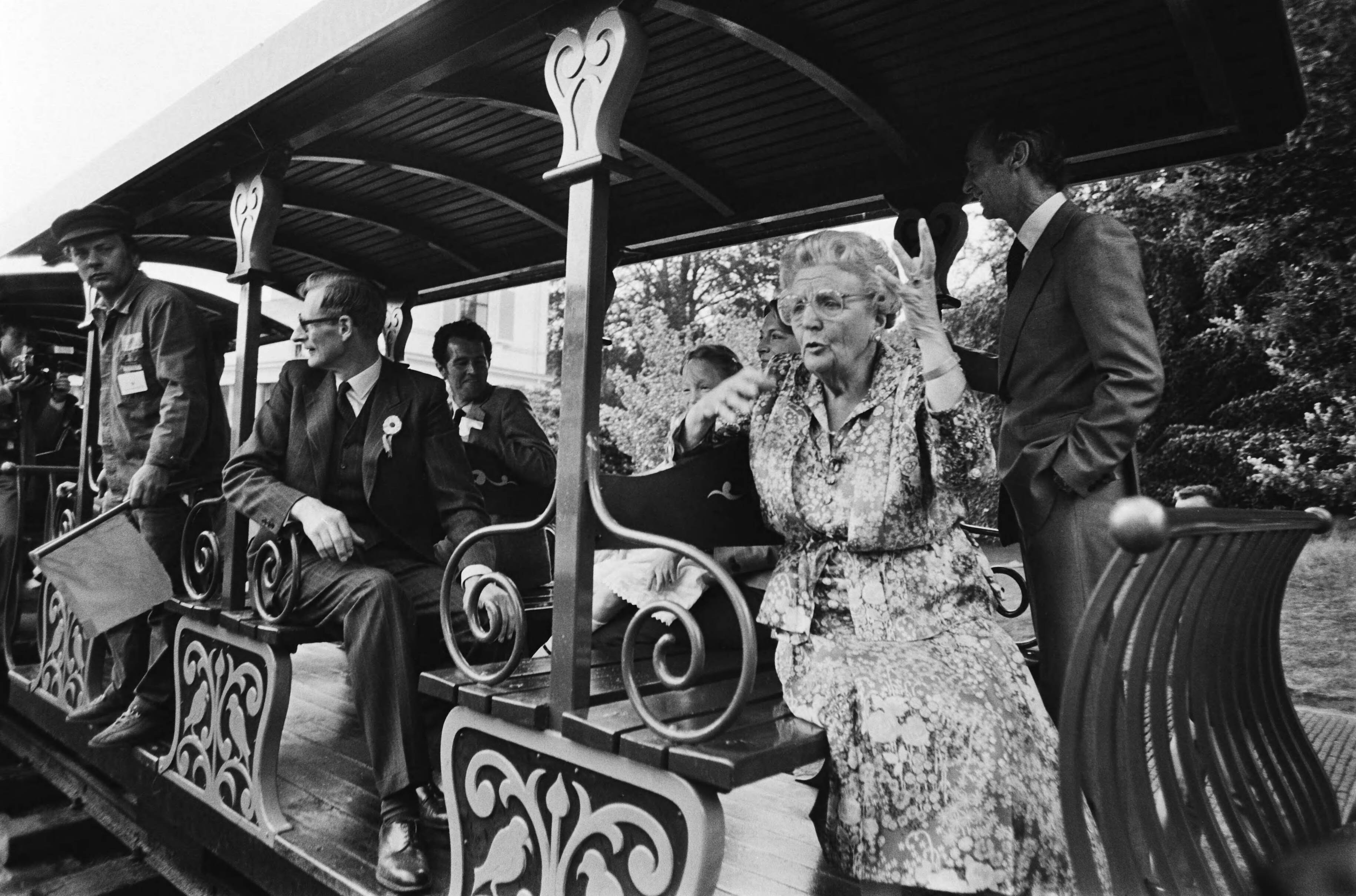 Koninginnedag 1980 — Laatste defilé op paleis Soestdijk; tijdens wandeling over het middenterrein; Prinses Juliana tijdens rijtoer met treintje — Foto: Croes, Rob C. / Anefo. Licentie: Set B: Rechtenvrij / Publiek Domein. Bron: Nationaal Archief. http://hdl.handle.net/10648/ace19632-d0b4-102d-bcf8-003048976d84