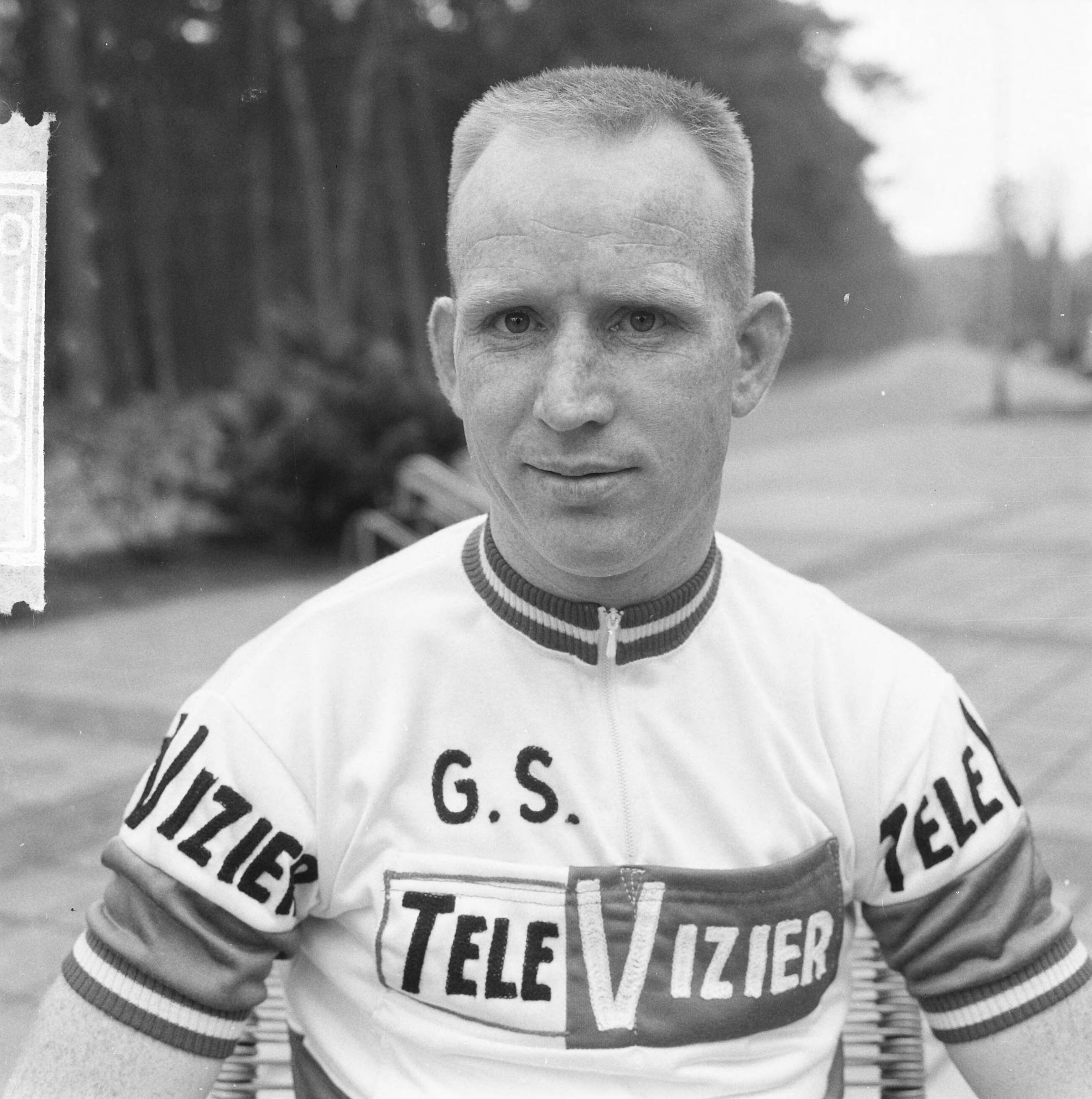 Fotocollectie Anefo — Nederlandse wielerploeg voor de Tour de France 1964 gepresenteerd, Piet van Est — Foto: Pot, Harry / Anefo. Licentie: Set B: Rechtenvrij / Publiek Domein. Bron: Nationaal Archief. http://hdl.handle.net/10648/aa60e4a8-d0b4-102d-bcf8-003048976d84