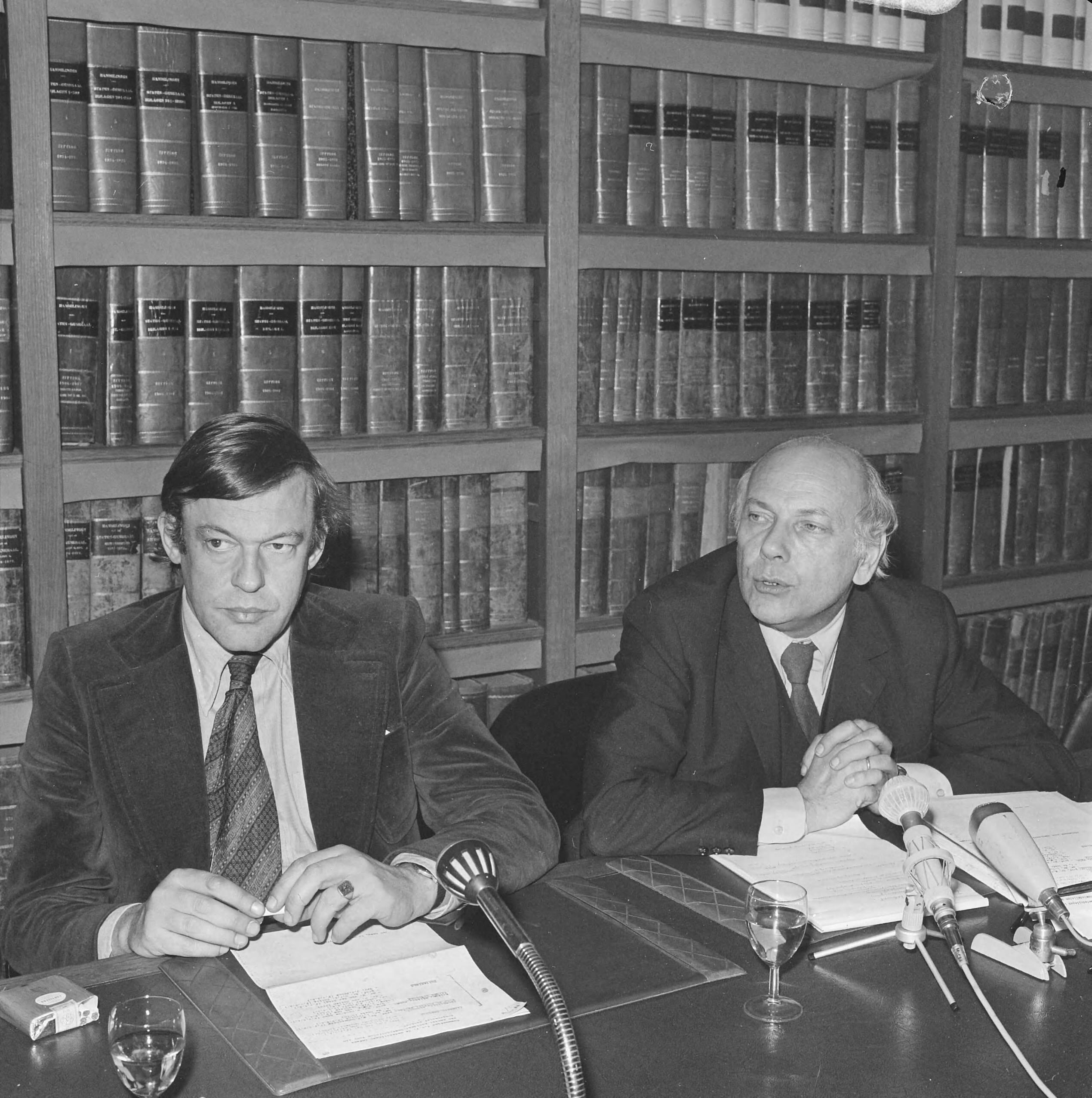 Fotocollectie Anefo — Drie progressieve partijen (PvdA, D66, PPR) presenteren schaduwkabinet, mr. H. A. F. M. O. van Mierlo (l) en drs. J. M. den Uyl — Foto: Evers, Joost / Anefo. Licentie: Set B: Rechtenvrij / Publiek Domein. Bron: Nationaal Archief. http://hdl.handle.net/10648/abfe160a-d0b4-102d-bcf8-003048976d84