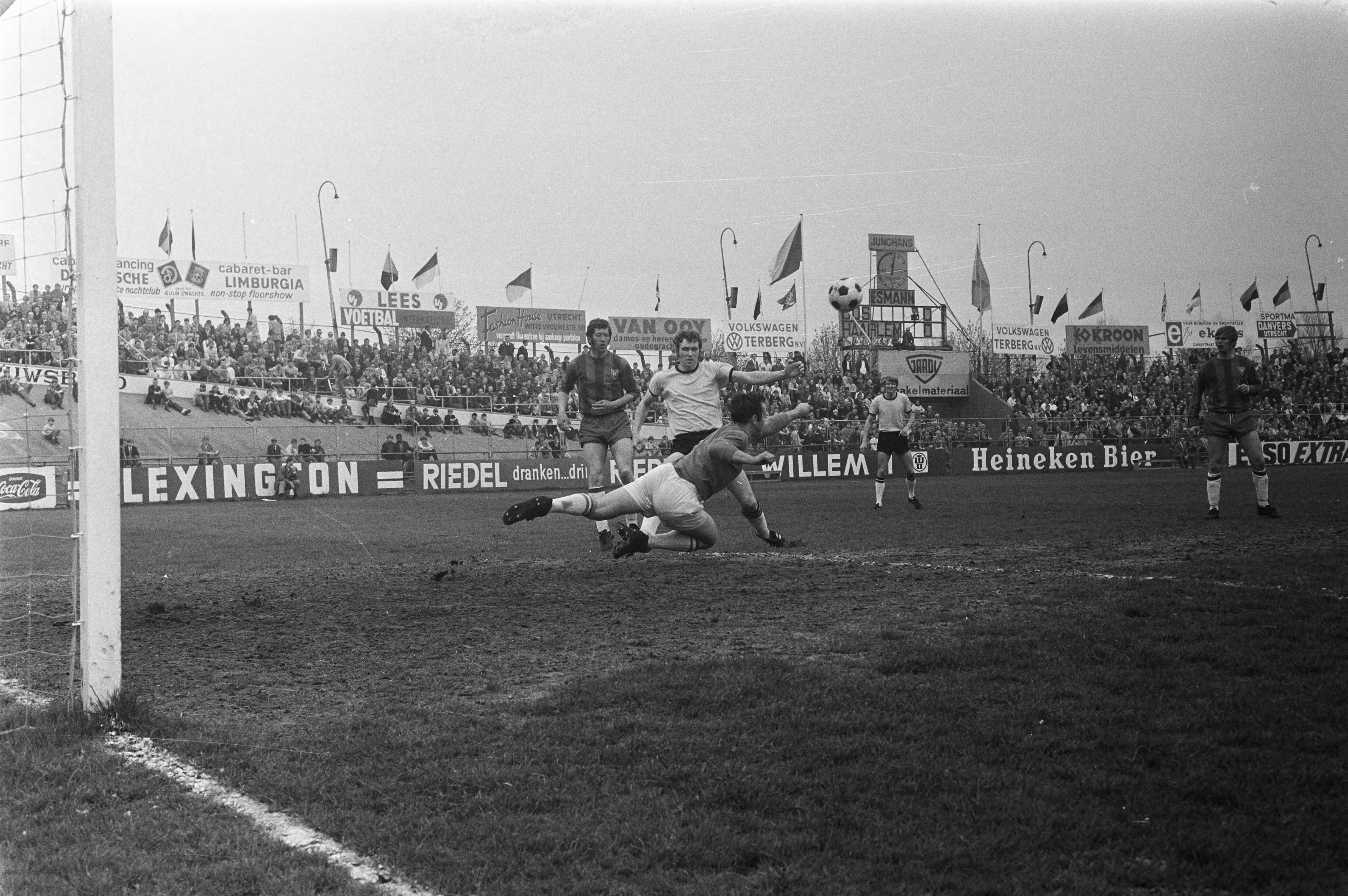Fotocollectie Anefo — DOS tegen Haarlem 2-1; keeper Paternotte stompt de bal weg voor Van Veen — Foto: Koch, Eric / Anefo. Licentie: Set B: Rechtenvrij / Publiek Domein. Bron: Nationaal Archief. http://hdl.handle.net/10648/ab95f638-d0b4-102d-bcf8-003048976d84