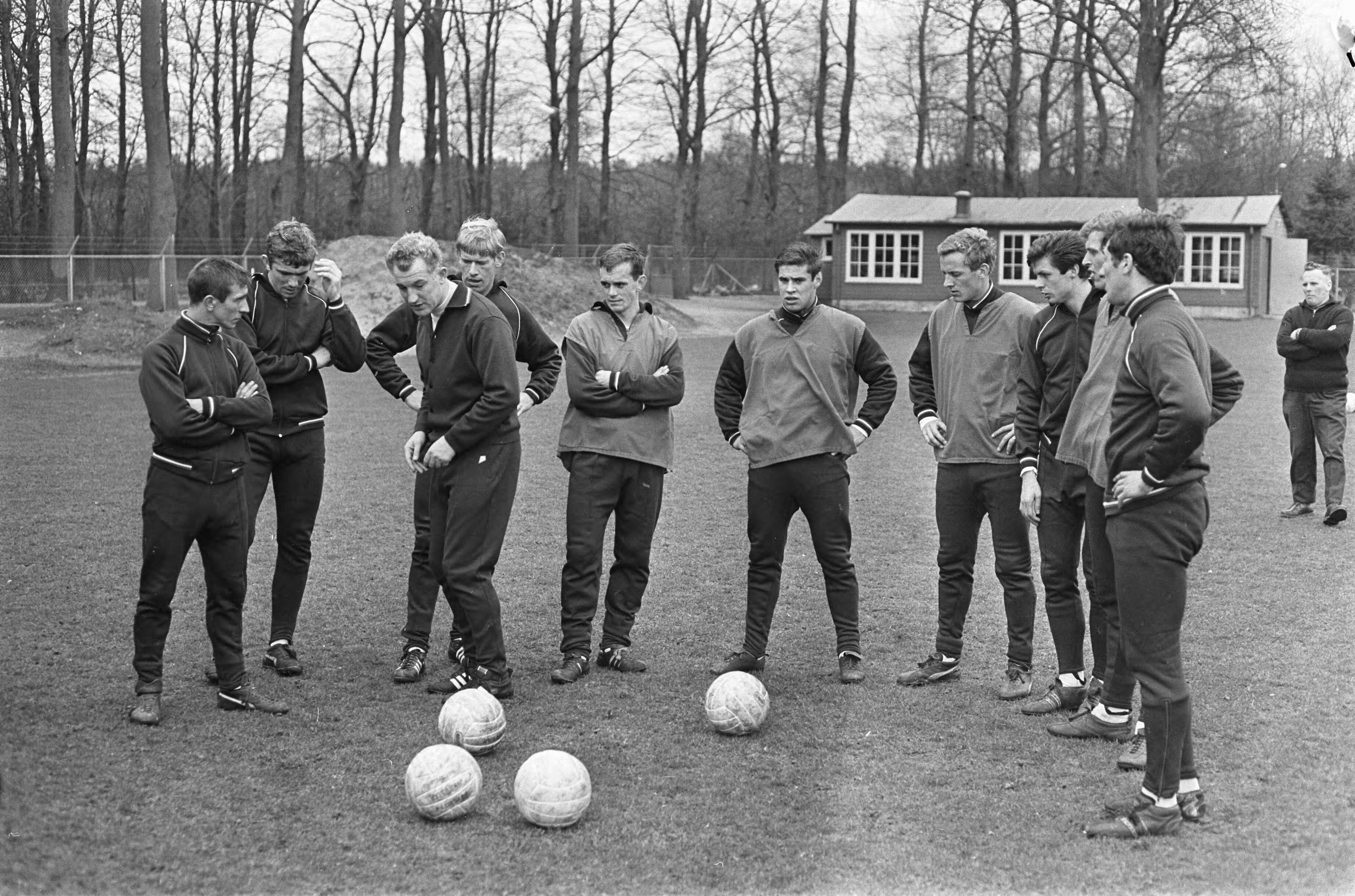 Fotocollectie Anefo — Training Nederlands elftal te Zeist, Kesler geeft les in balbehandeling — Foto: Nijs, Jac. de / Anefo. Licentie: Set B: Rechtenvrij / Publiek Domein. Bron: Nationaal Archief. http://hdl.handle.net/10648/ab13012e-d0b4-102d-bcf8-003048976d84