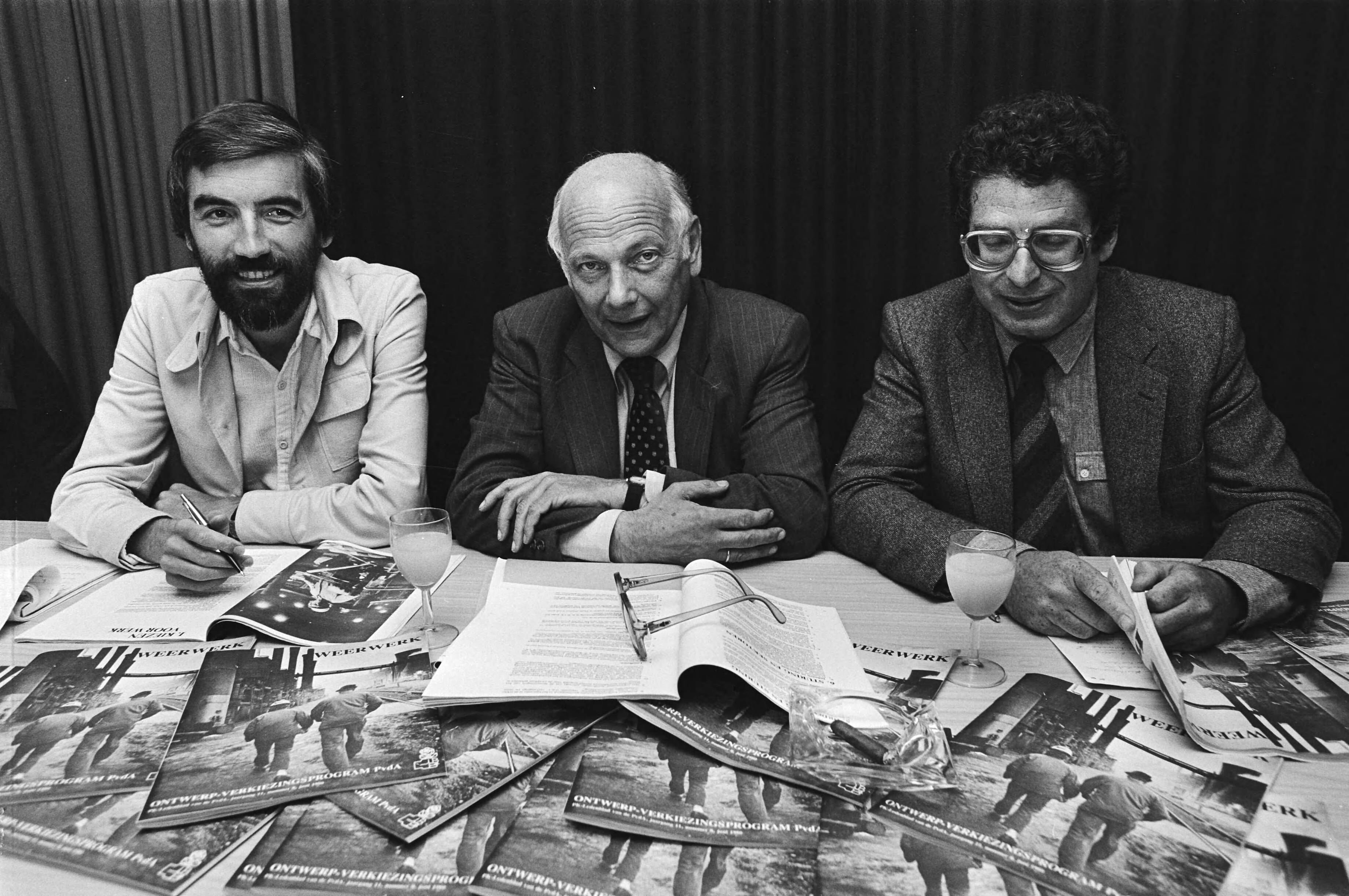 Fotocollectie Anefo — Presentatie verkiezingsprog PvdA "Weerwerk" ( Den Haag .r. Max v.d. Berg (voorz), Joop den Uyl (fraktievoorz) Ed van Thijn — Foto: Antonisse, Marcel / Anefo. Licentie: Set B: Rechtenvrij / Publiek Domein. Bron: Nationaal Archief. http://hdl.handle.net/10648/ace2357e-d0b4-102d-bcf8-003048976d84