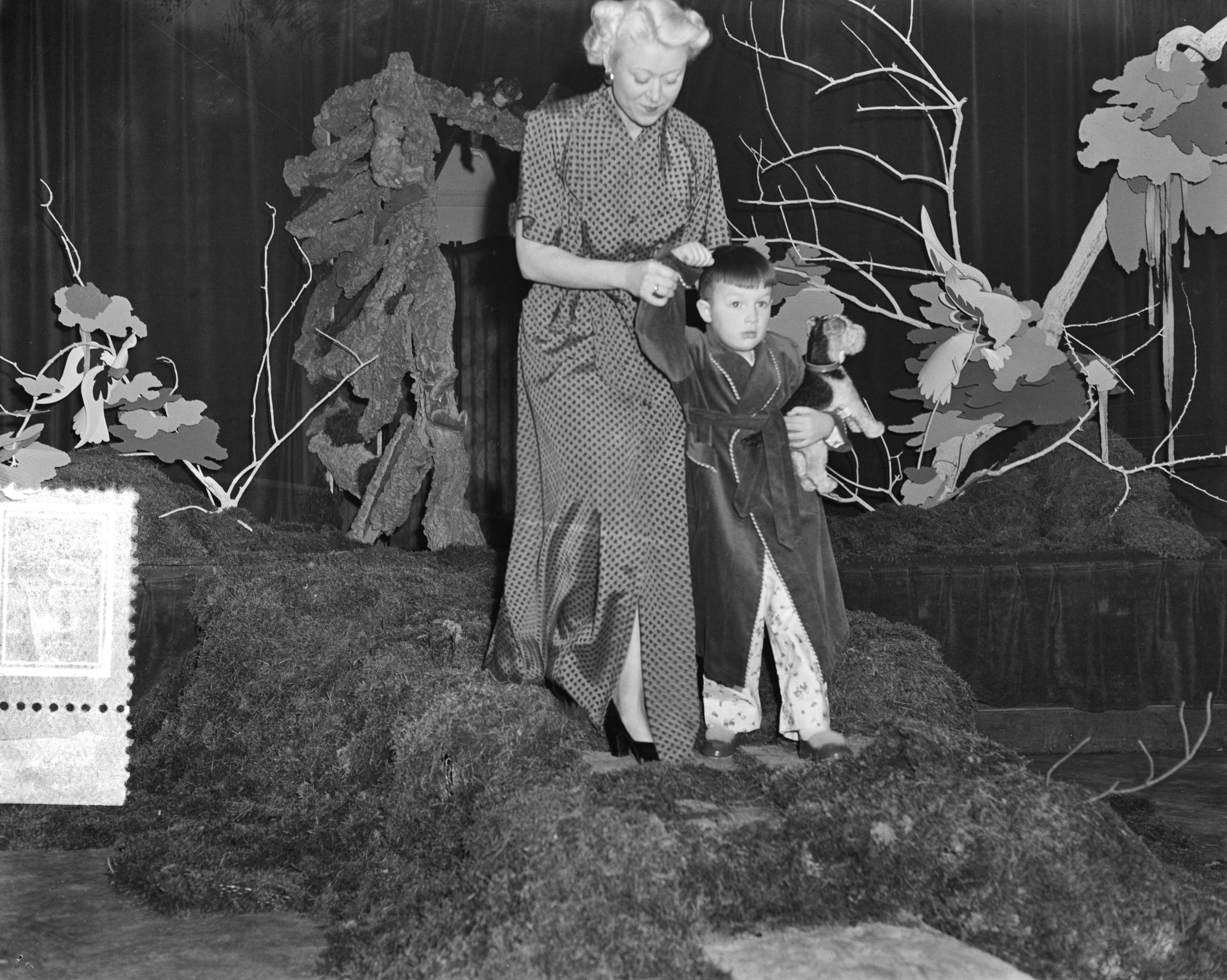 Modeshow Groningen (kinderen) — Foto: Pot, Harry / Anefo. — Licentie: Set B: Rechtenvrij / Publiek Domein. Bron: Nationaal Archief. http://hdl.handle.net/10648/a8f683ca-d0b4-102d-bcf8-003048976d84