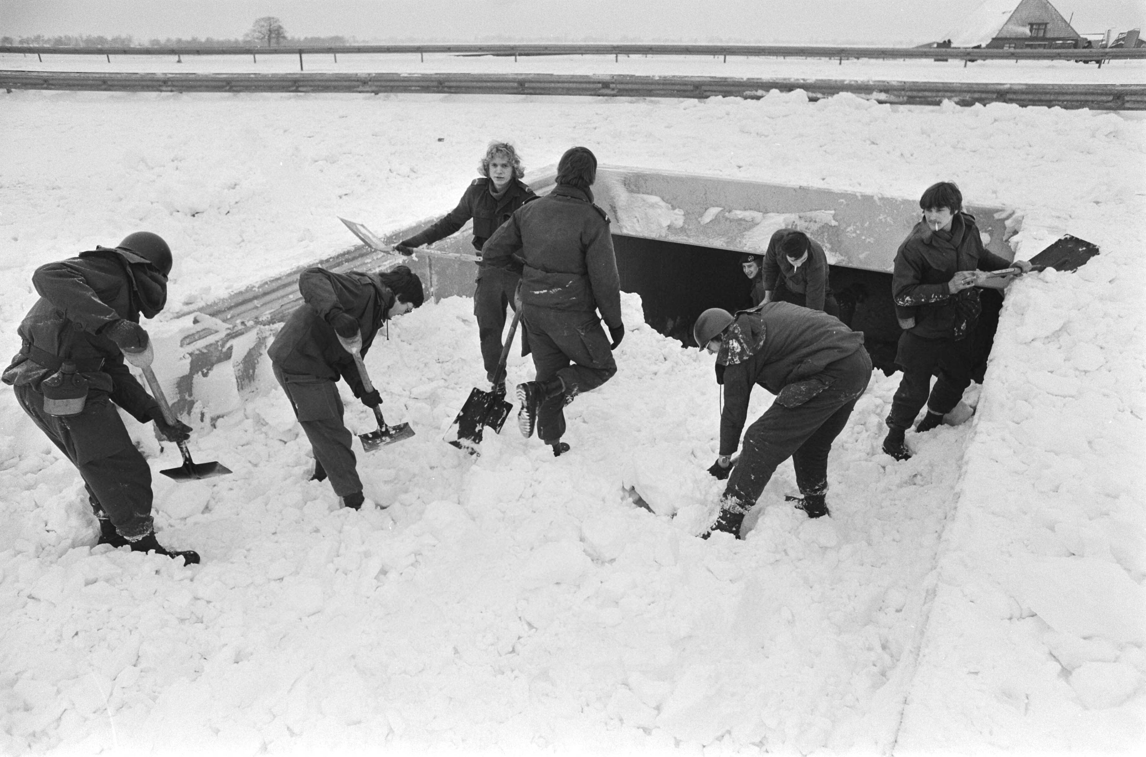 Sneeuwruimen door militairen bij Leeuwarden — Kinderen helpen mee — Foto: Croes, Rob C. / Anefo. Licentie: Set B: Rechtenvrij / Publiek Domein. Bron: Nationaal Archief. http://hdl.handle.net/10648/acc49ae6-d0b4-102d-bcf8-003048976d84