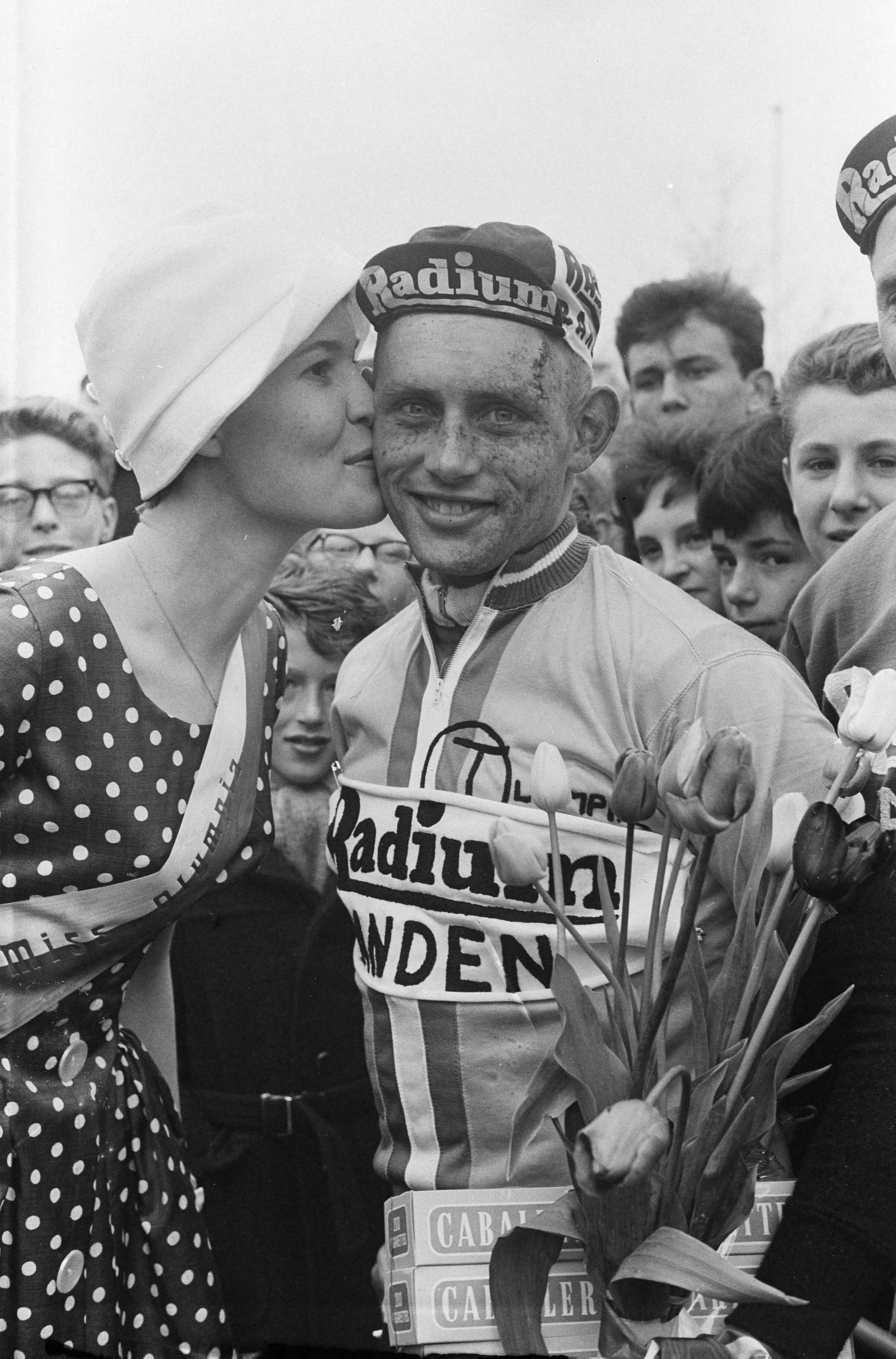 Fotocollectie Anefo — Eerste etappe Olympia's Tour. Etappewinnaar Henk Nijdam wordt gekust door de tourmiss Miss Olympia — Foto: Pot, Harry / Anefo. Licentie: Set B: Rechtenvrij / Publiek Domein. Bron: Nationaal Archief. http://hdl.handle.net/10648/aa09ef72-d0b4-102d-bcf8-003048976d84