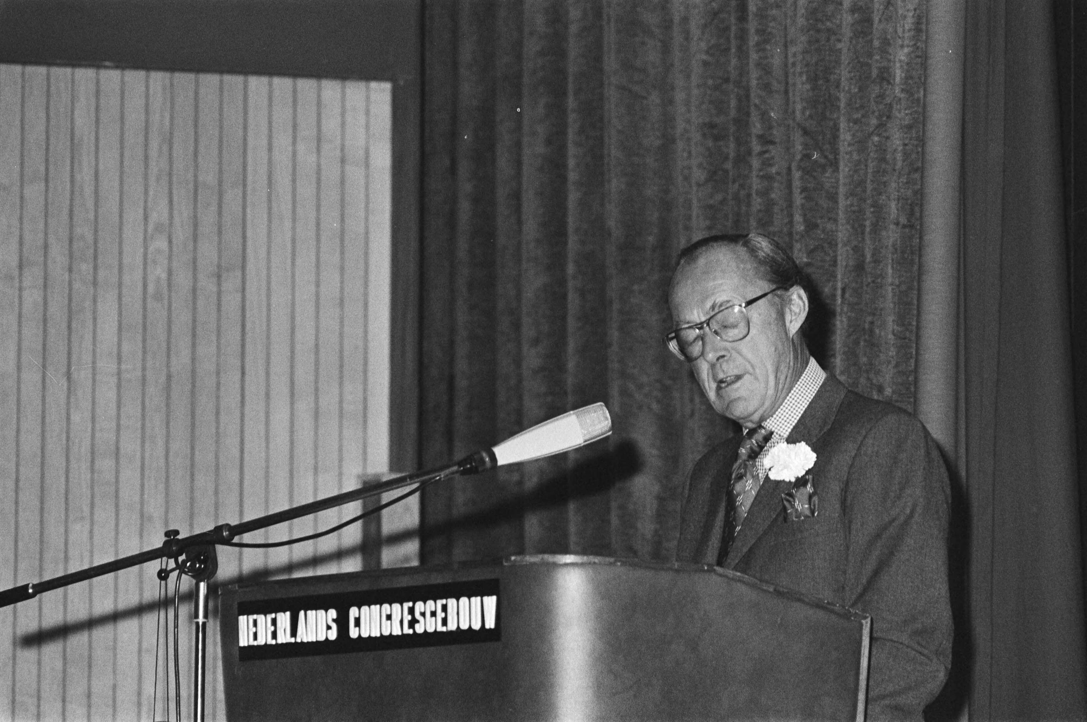 Fotocollectie Anefo — Prins Bernhard opent Nederlands-Duits Mijnbouwdeskundig Congres in Congresgebouw te Den Haag ; Prins Bernhard tijdens rede — Foto: Peters, Hans / Anefo. Licentie: Set B: Rechtenvrij / Publiek Domein. Bron: Nationaal Archief. http://hdl.handle.net/10648/ac8c43b2-d0b4-102d-bcf8-003048976d84
