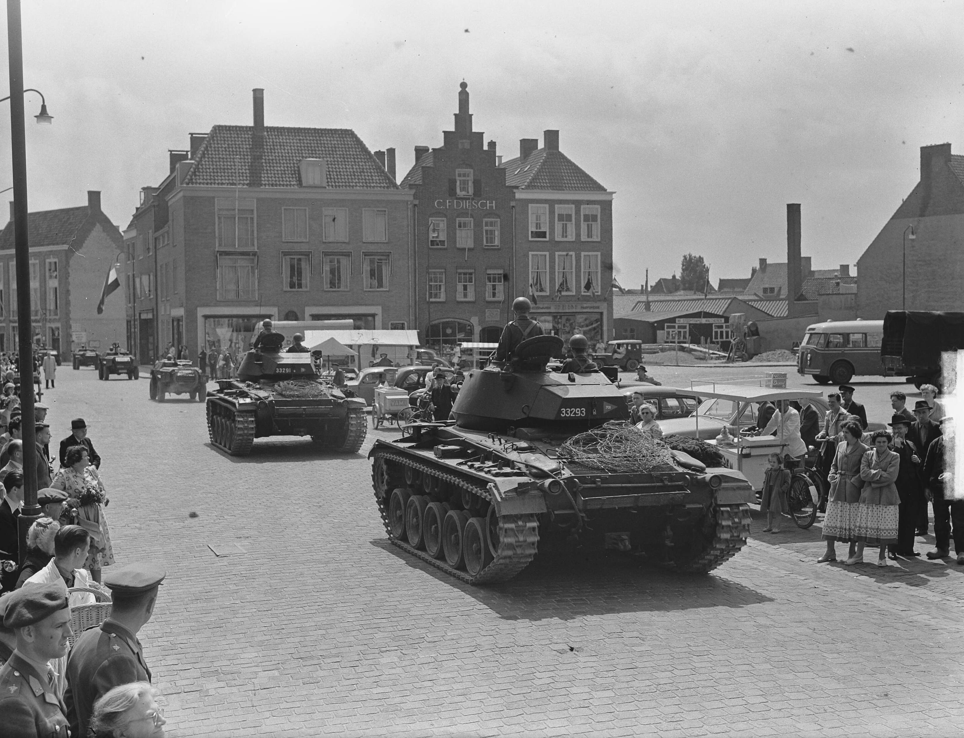 Defilé van de KMA in Middelburg — Foto: Pot, Harry / Anefo. — Licentie: Set B: Rechtenvrij / Publiek Domein. Bron: Nationaal Archief. http://hdl.handle.net/10648/a8ec5760-d0b4-102d-bcf8-003048976d84