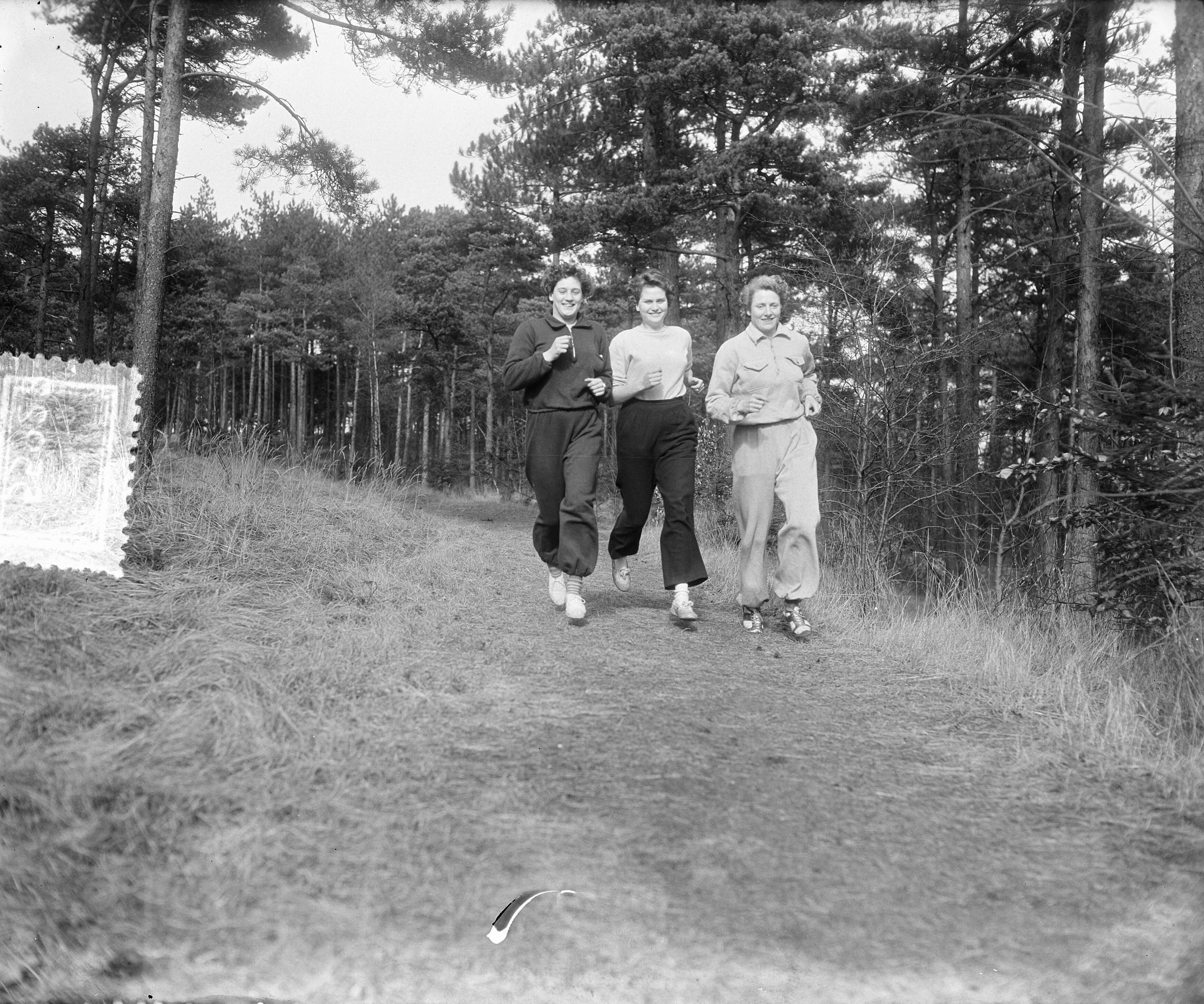 Fotocollectie Anefo — Atletentraining in Overveen. Zwemster Ria Vonk, tennister Fenny ten Bosch en atlete Fanny Blankers-Koen — Foto: Pot, Harry / Anefo. Licentie: Set B: Rechtenvrij / Publiek Domein. Bron: Nationaal Archief. http://hdl.handle.net/10648/a907f8e4-d0b4-102d-bcf8-003048976d84