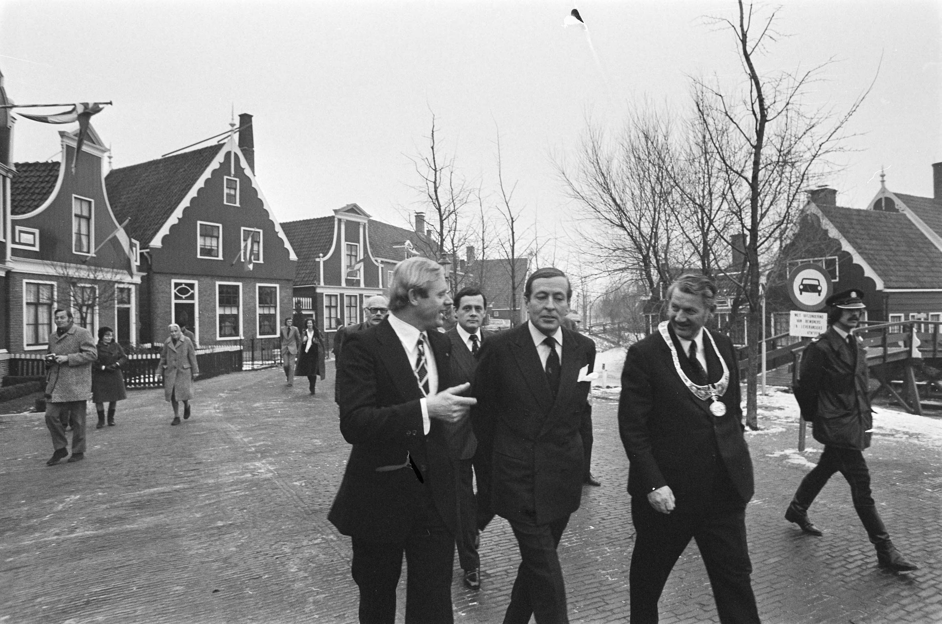 Fotocollectie Anefo — Prins Claus opent Zaans Uurwerkmuseum in Zaanstad; Prins Claus op Zaanse Schans met Van der Molen (voorz. Sticht. Uurwerken ) en burgemeester Laan / — Foto: Mieremet, Rob / Anefo. Licentie: Set B: Rechtenvrij / Publiek Domein. Bron: Nationaal Archief. http://hdl.handle.net/10648/ac7c7612-d0b4-102d-bcf8-003048976d84
