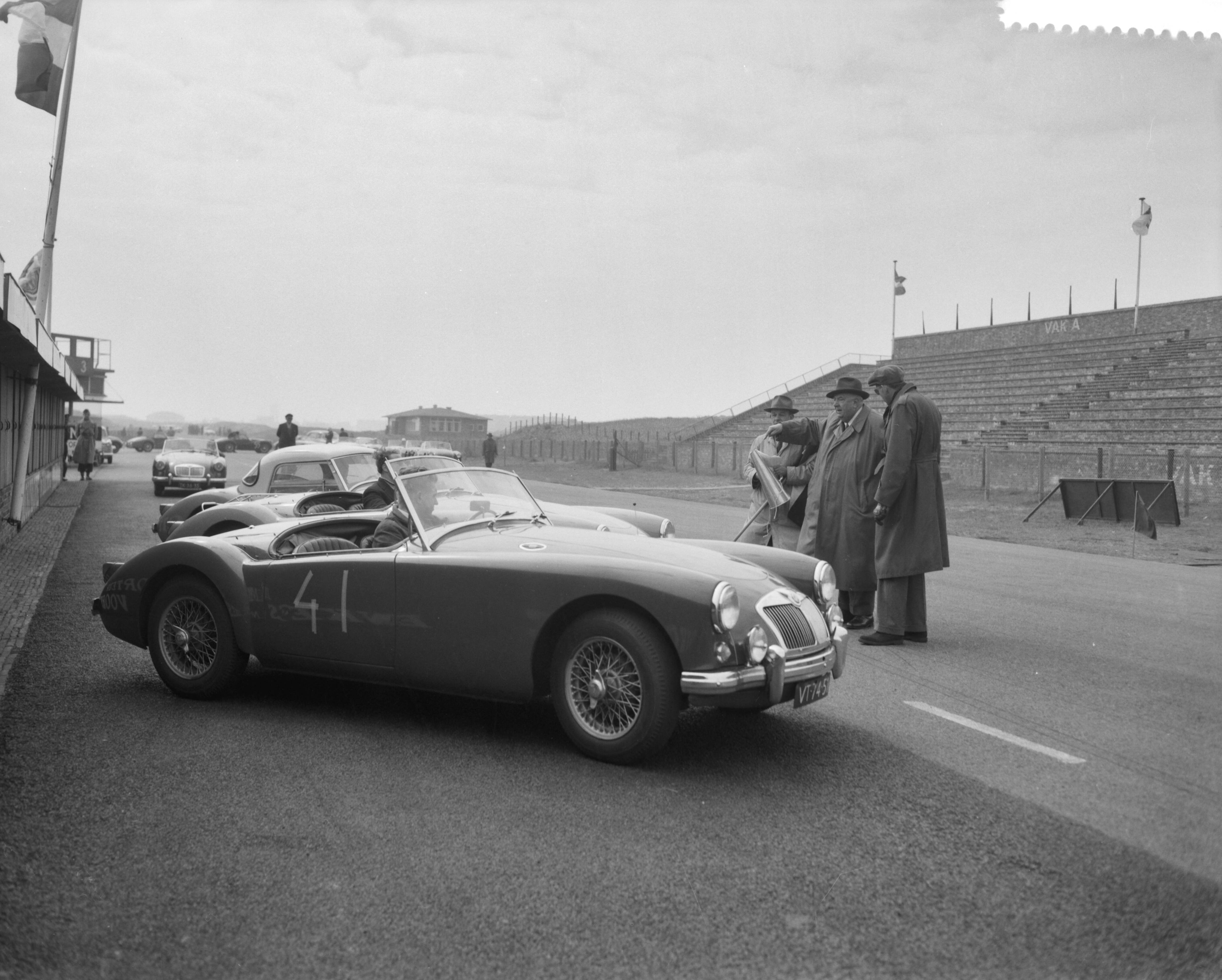 Fotocollectie Anefo — Coureurscursus door Wolfgang Graf Berghe von Trips en Alfred Neubauer op het circuit van Zandvoort — Foto: Bilsen, Joop van / Anefo. Licentie: Set B: Rechtenvrij / Publiek Domein. Bron: Nationaal Archief. http://hdl.handle.net/10648/a97a3e36-d0b4-102d-bcf8-003048976d84