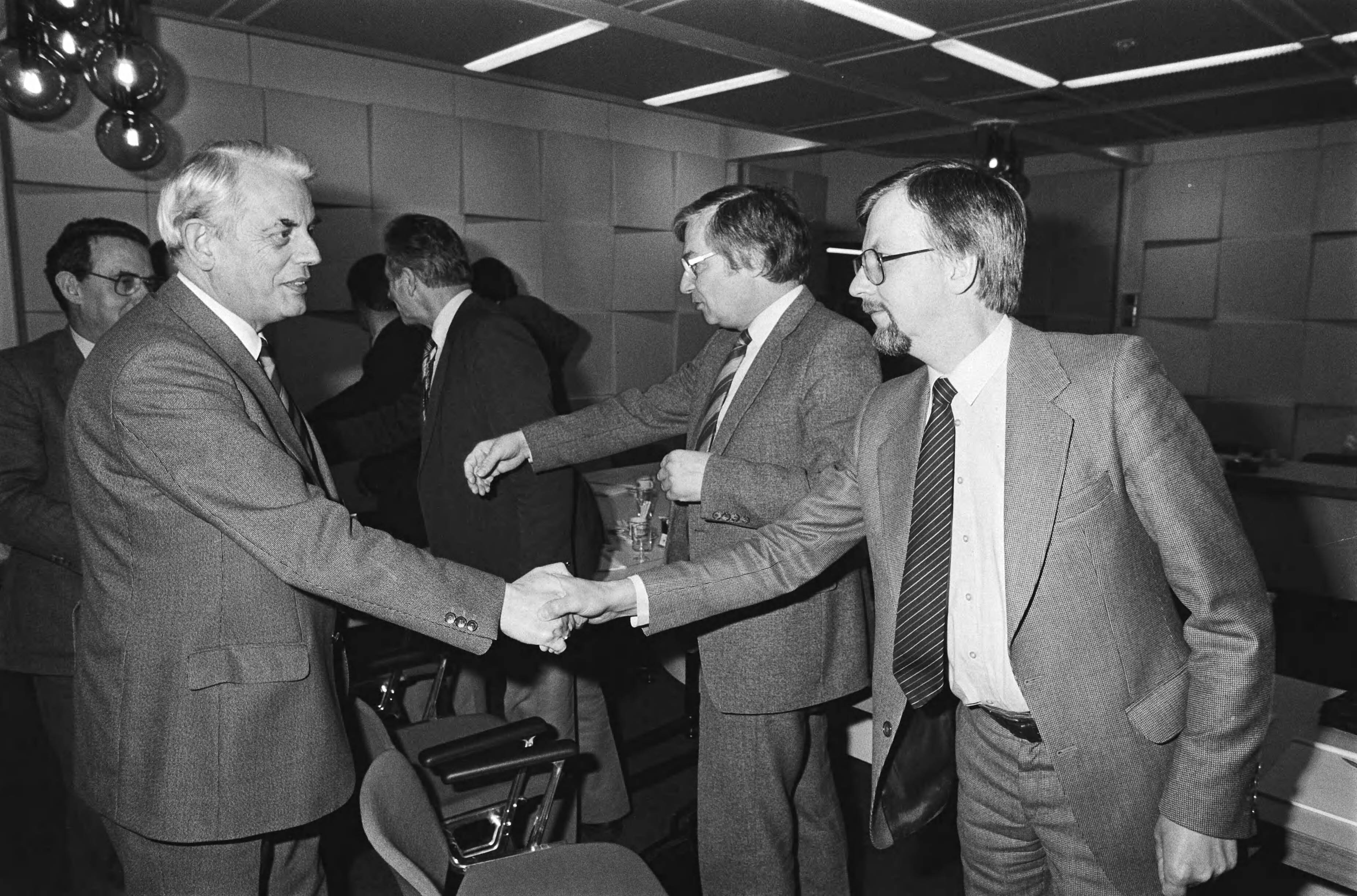 Fotocollectie Anefo — Overleg in FME-gebouw in Zoetermeer over CAO met ind. bonden T. Hagen begroet — Foto: Dijk, Hans van / Anefo. Licentie: Set B: Rechtenvrij / Publiek Domein. Bron: Nationaal Archief. http://hdl.handle.net/10648/ad11a872-d0b4-102d-bcf8-003048976d84