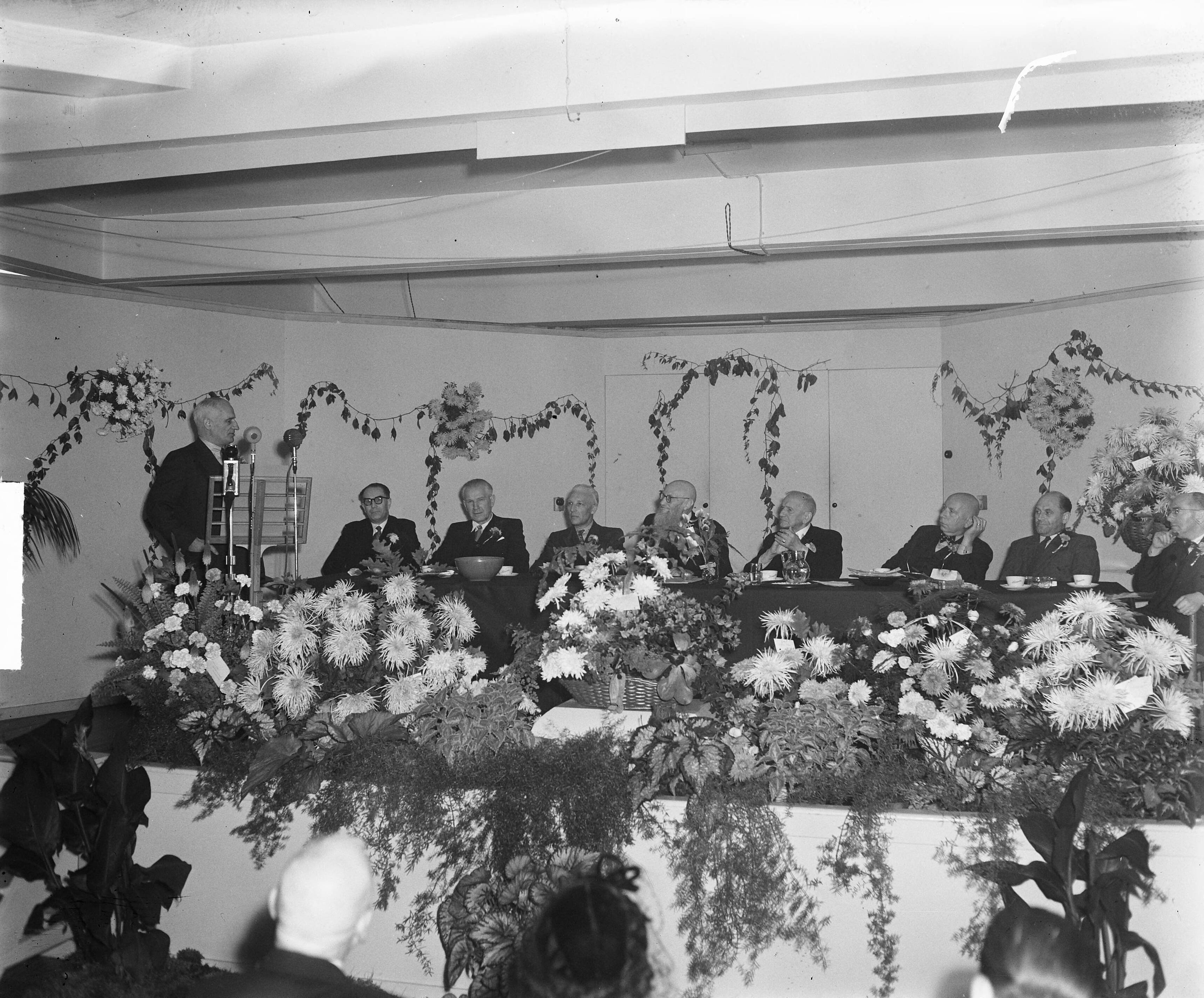 Zonnestraal 25 jaar — Sanatoirium Zonnestraal bestaat 25 jaar. Toespraak van de Amsterdamse wethouder Van der Velde — Foto: Oorschot, […] van / Anefo. Licentie: Set B: Rechtenvrij / Publiek Domein. Bron: Nationaal Archief. http://hdl.handle.net/10648/a8dfeb10-d0b4-102d-bcf8-003048976d84