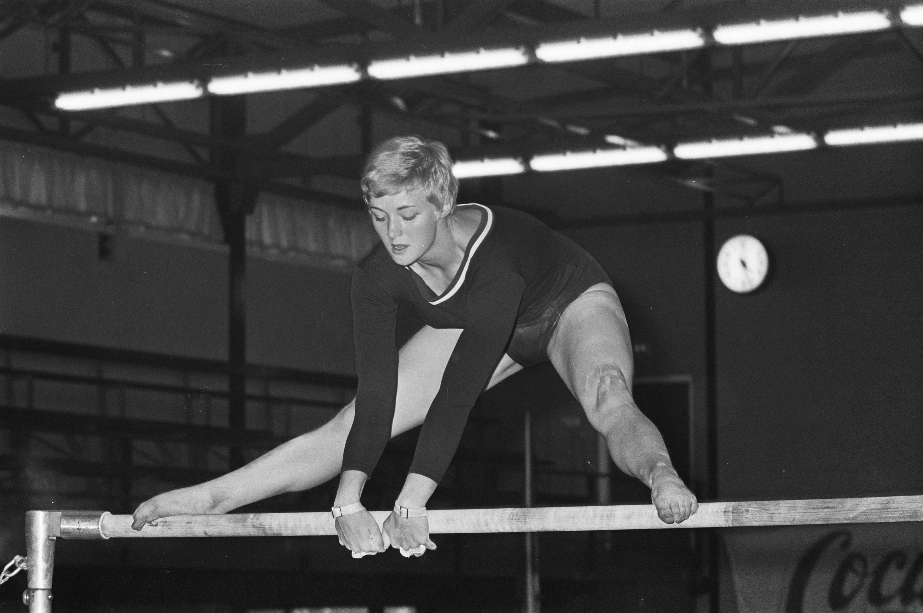 Fotocollectie Anefo — Turnen Nederland tegen Roemenie Dames Den Haag — Foto: Kroon, Ron / Anefo. Licentie: Set B: Rechtenvrij / Publiek Domein. Bron: Nationaal Archief. http://hdl.handle.net/10648/ab4645de-d0b4-102d-bcf8-003048976d84