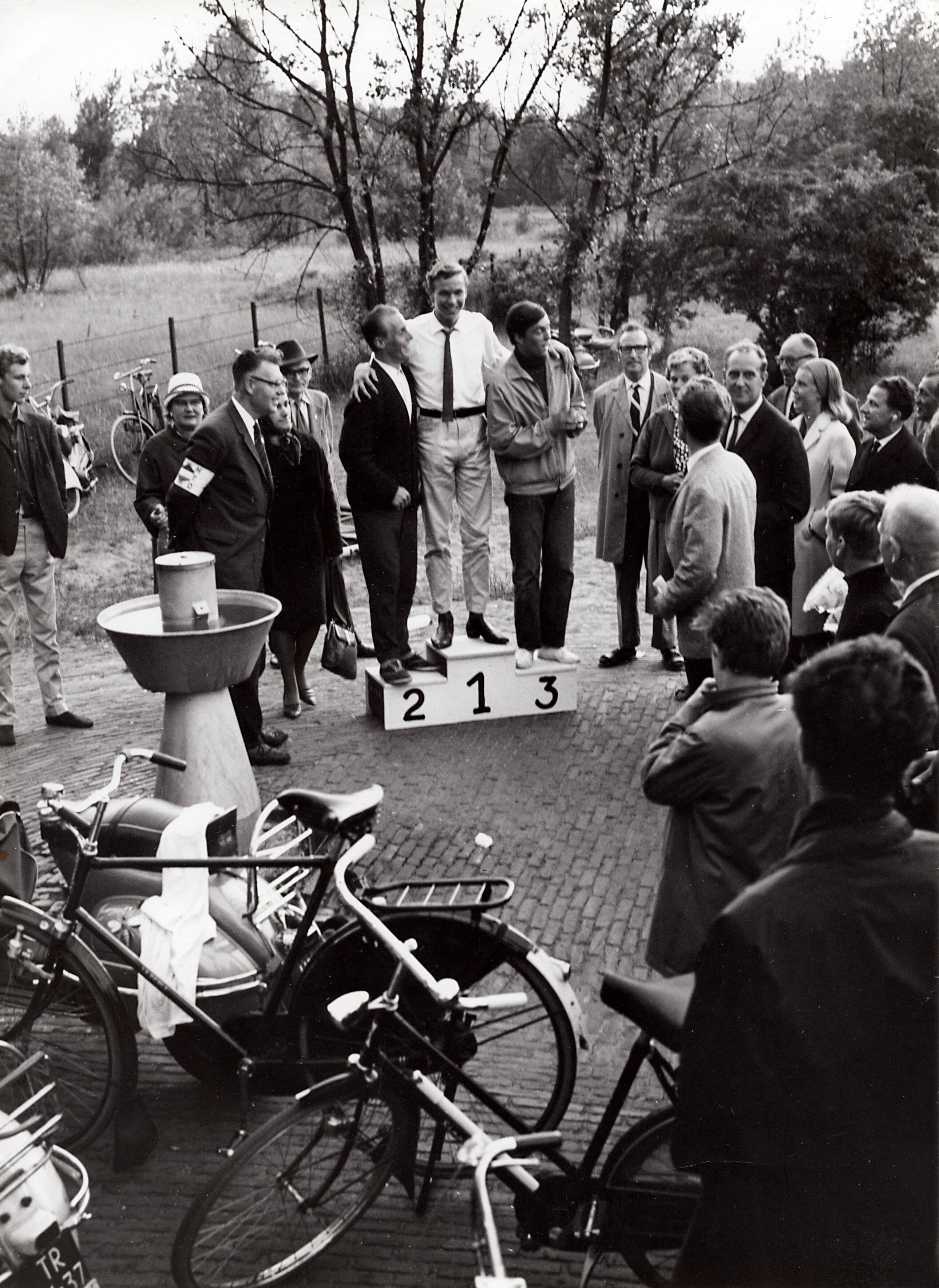 Sportactiviteiten personeel Drukkerij N.V. De Spaarnestad / diversen — Serie: Wedloop op de Zeeweg [huldiging] — Foto: Essenberg, Hans / Spaarnestad / Spaarnestad Photo (05887). Licentie: Set B: Rechtenvrij / Publiek Domein. Bron: Nationaal Archief. http://hdl.handle.net/10648/35429da6-3f51-a382-e063-6df0900a6686