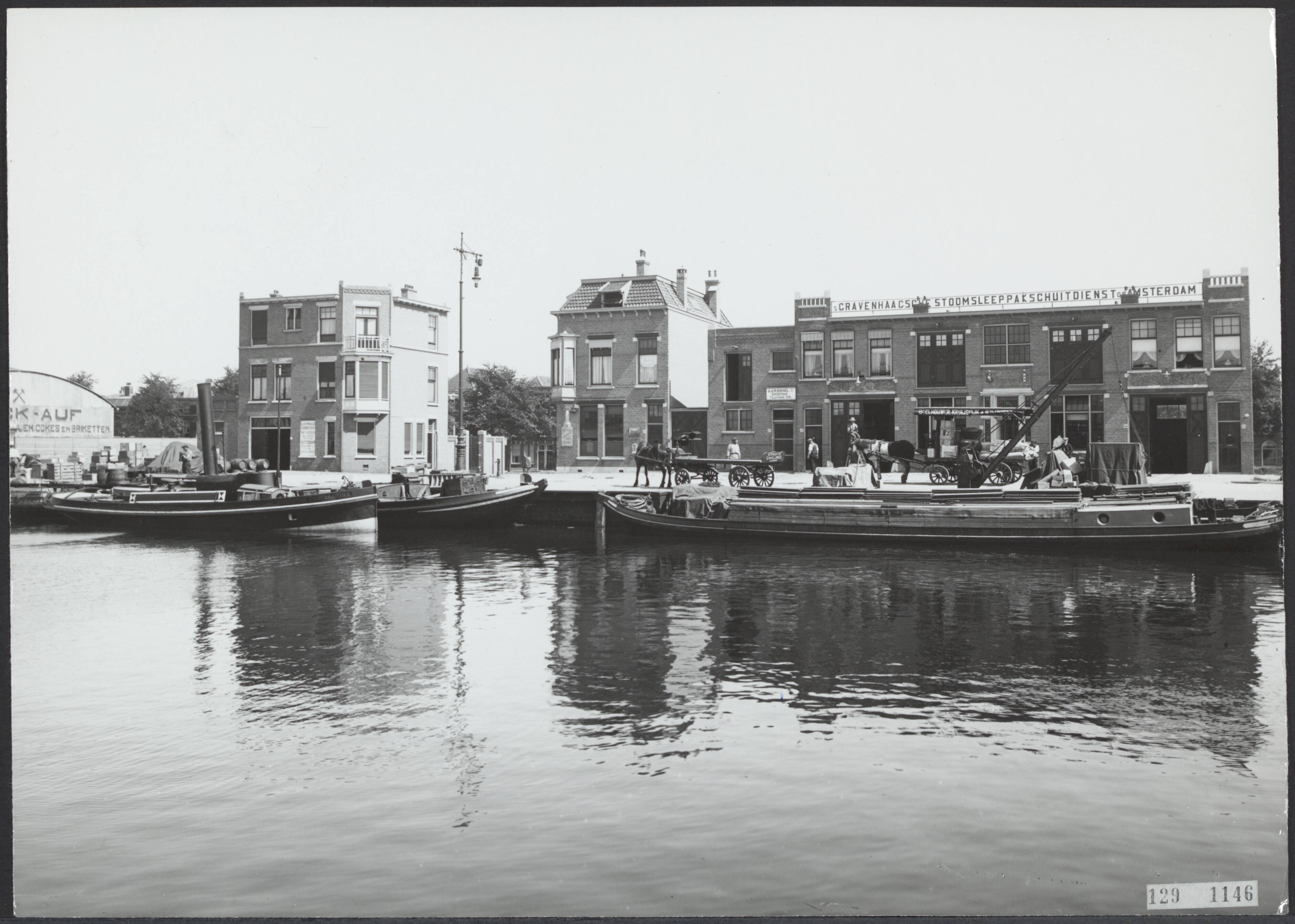 Fotocollectie Rijksvoorlichtingsdienst Eigen — Laakhaven langs Fijnjekade te Den Haag — Foto: Fotodienst Gemeente Den Haag. Licentie: Set B: Rechtenvrij / Publiek Domein. Bron: Nationaal Archief. http://hdl.handle.net/10648/af48cf30-d0b4-102d-bcf8-003048976d84