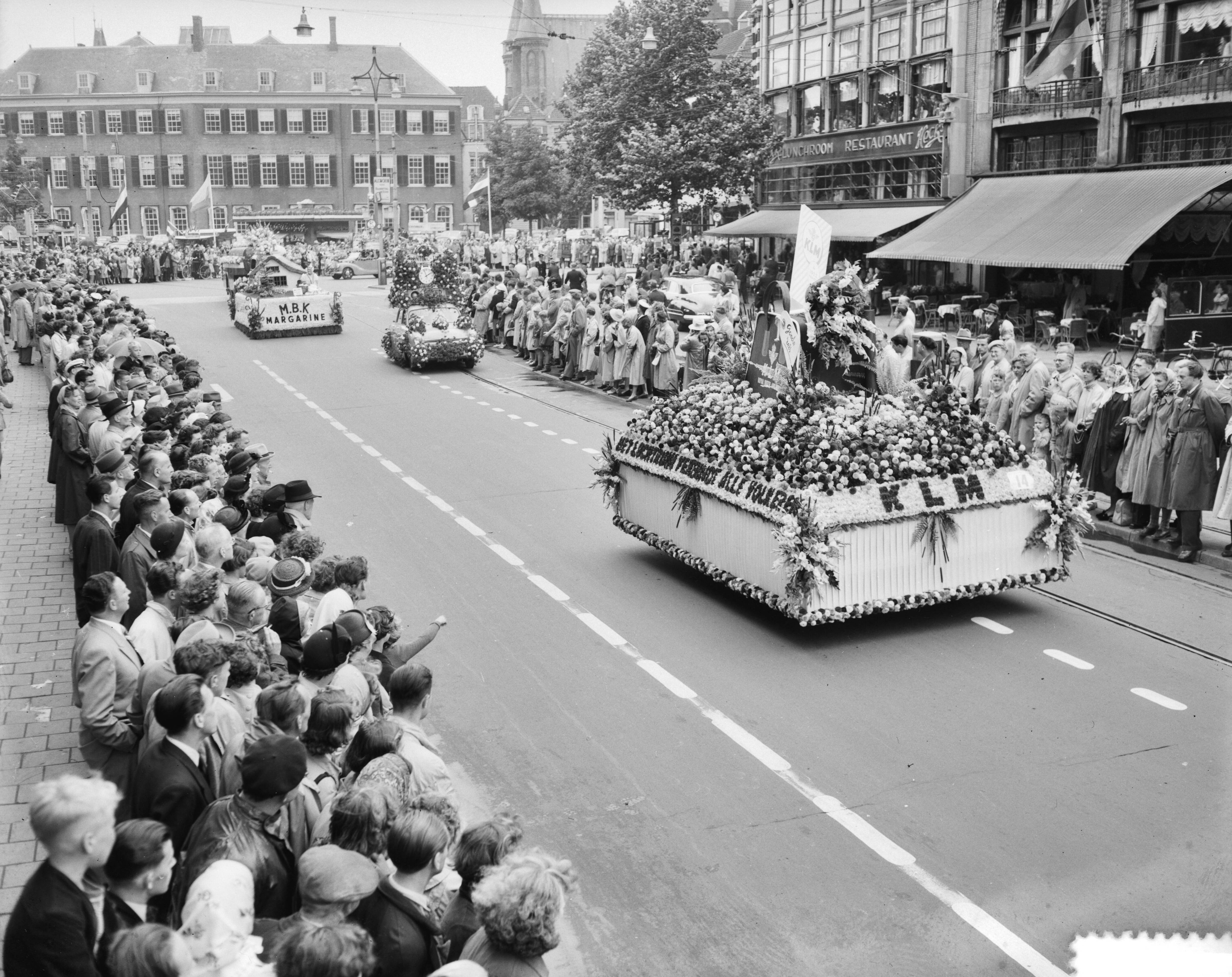 Bloemencorso Den Haag (1952) — Bloemencorso Den Haag. Wagen KLM — Foto: Consenheim, Wim / Anefo. Licentie: Set B: Rechtenvrij / Publiek Domein. Bron: Nationaal Archief. http://hdl.handle.net/10648/a8fe35ca-d0b4-102d-bcf8-003048976d84