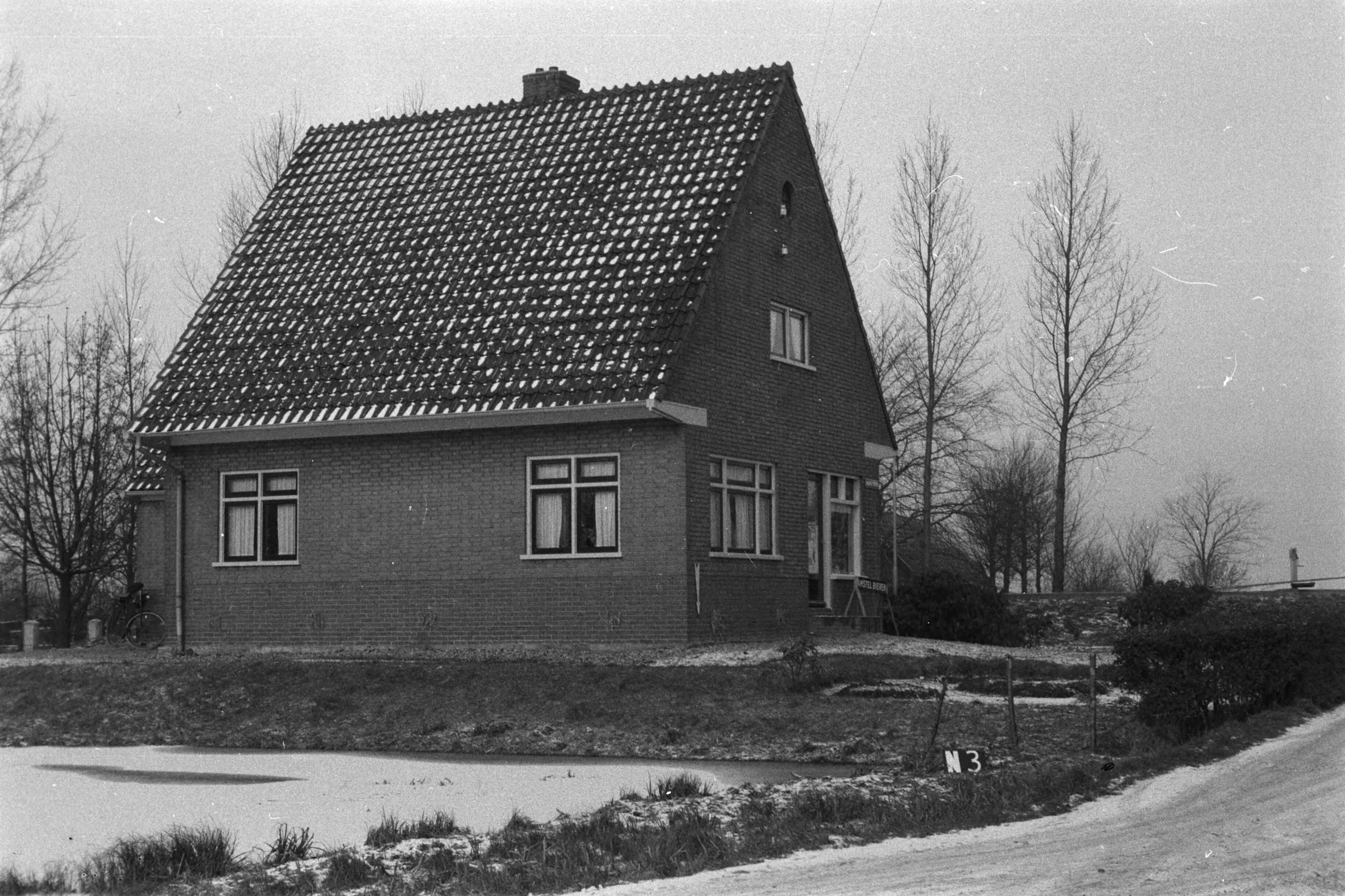 Vaste Punten Cultuurtechnische Dienst — Huis te Noorden of Nieuwkoop (ruilverkaveling Zegveld) — Foto: Fotograaf Onbekend / Heidemij. Licentie: Set B: Rechtenvrij / Publiek Domein. Bron: Nationaal Archief. http://hdl.handle.net/10648/ae92807c-d0b4-102d-bcf8-003048976d84
