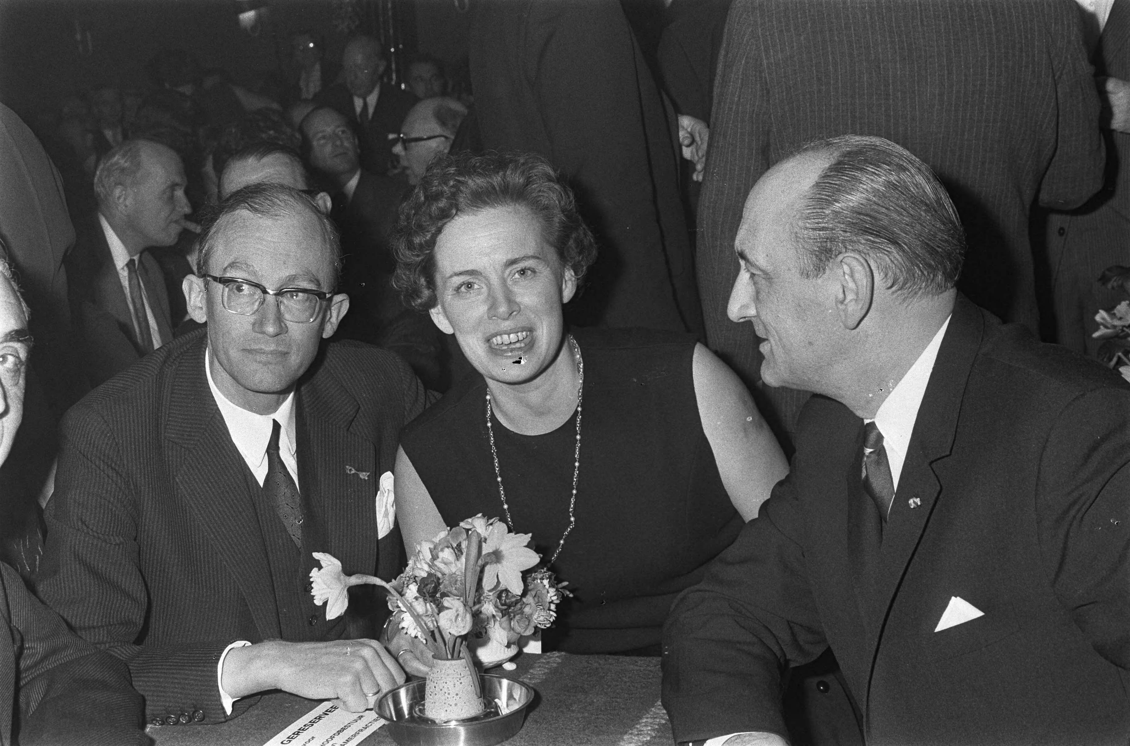 Fotocollectie Anefo — Tweedaagse Algemene Vergadering van de VVD in Groningen v.l.n.r. minister Witteveen, mevrouw van Someren Donner en fractievoorzitter Toxopeus — Foto: Mieremet, Rob / Anefo. Licentie: Set B: Rechtenvrij / Publiek Domein. Bron: Nationaal Archief. http://hdl.handle.net/10648/ab63d0a4-d0b4-102d-bcf8-003048976d84