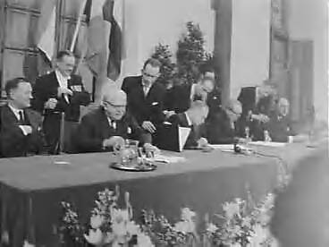 Fotocollectie Anefo — Ondertekening van het Beneluxverdrag in de Ridderzaal te Den Haag — Foto: Behrens, Herbert F. / Anefo. Licentie: Set B: Rechtenvrij / Publiek Domein. Bron: Nationaal Archief. http://hdl.handle.net/10648/a974703c-d0b4-102d-bcf8-003048976d84