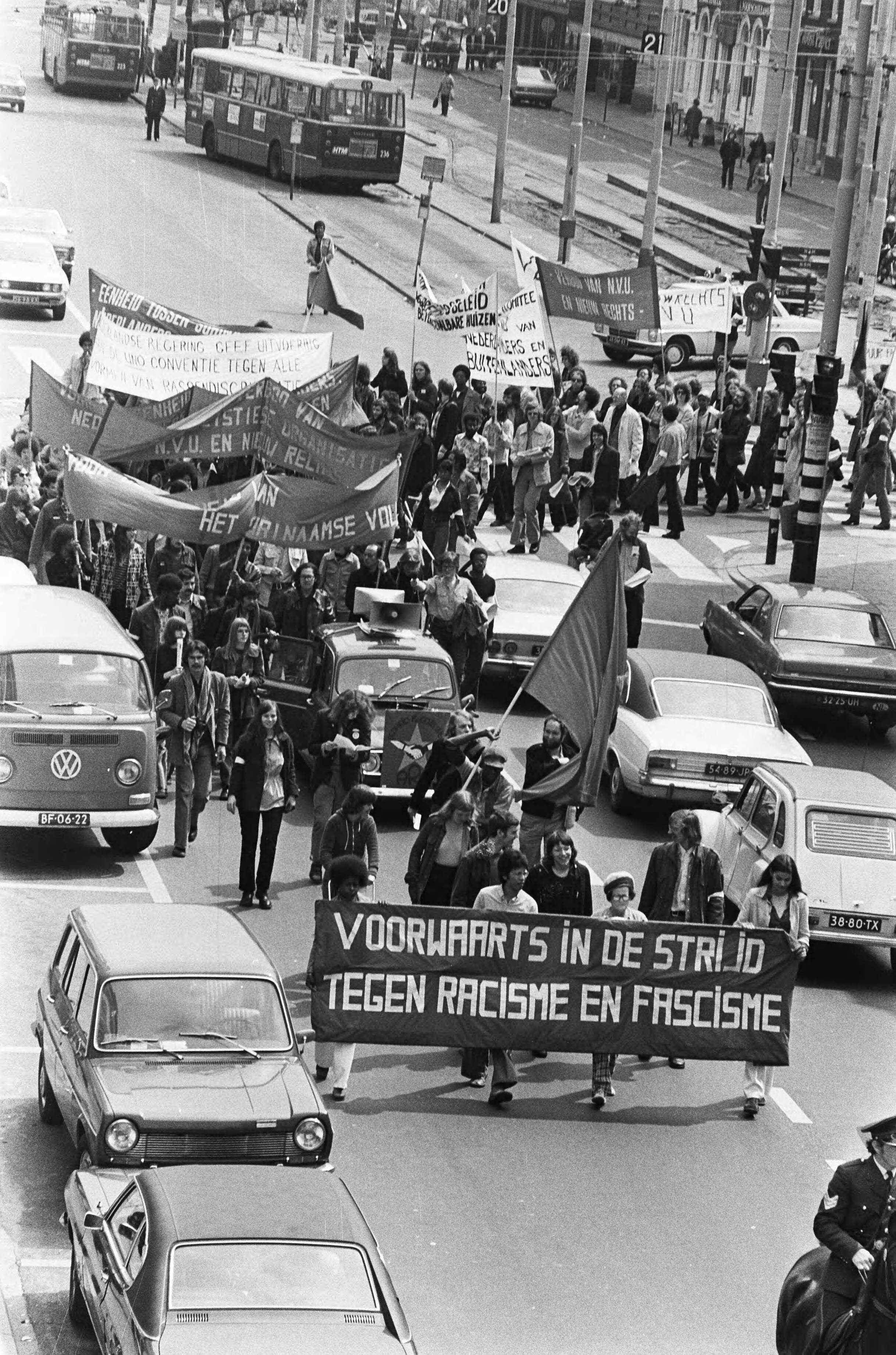 Demonstratie van het Anti-Racisme Comité tegen de Nederlandse Volks-Unie en Nieuw Rechts — Den Haag|Zuid-Holland|demonstraties |spandoeken — Foto: Bogaerts, Rob / Anefo. Licentie: Set B: Rechtenvrij / Publiek Domein. Bron: Nationaal Archief. http://hdl.handle.net/10648/ac68bab4-d0b4-102d-bcf8-003048976d84